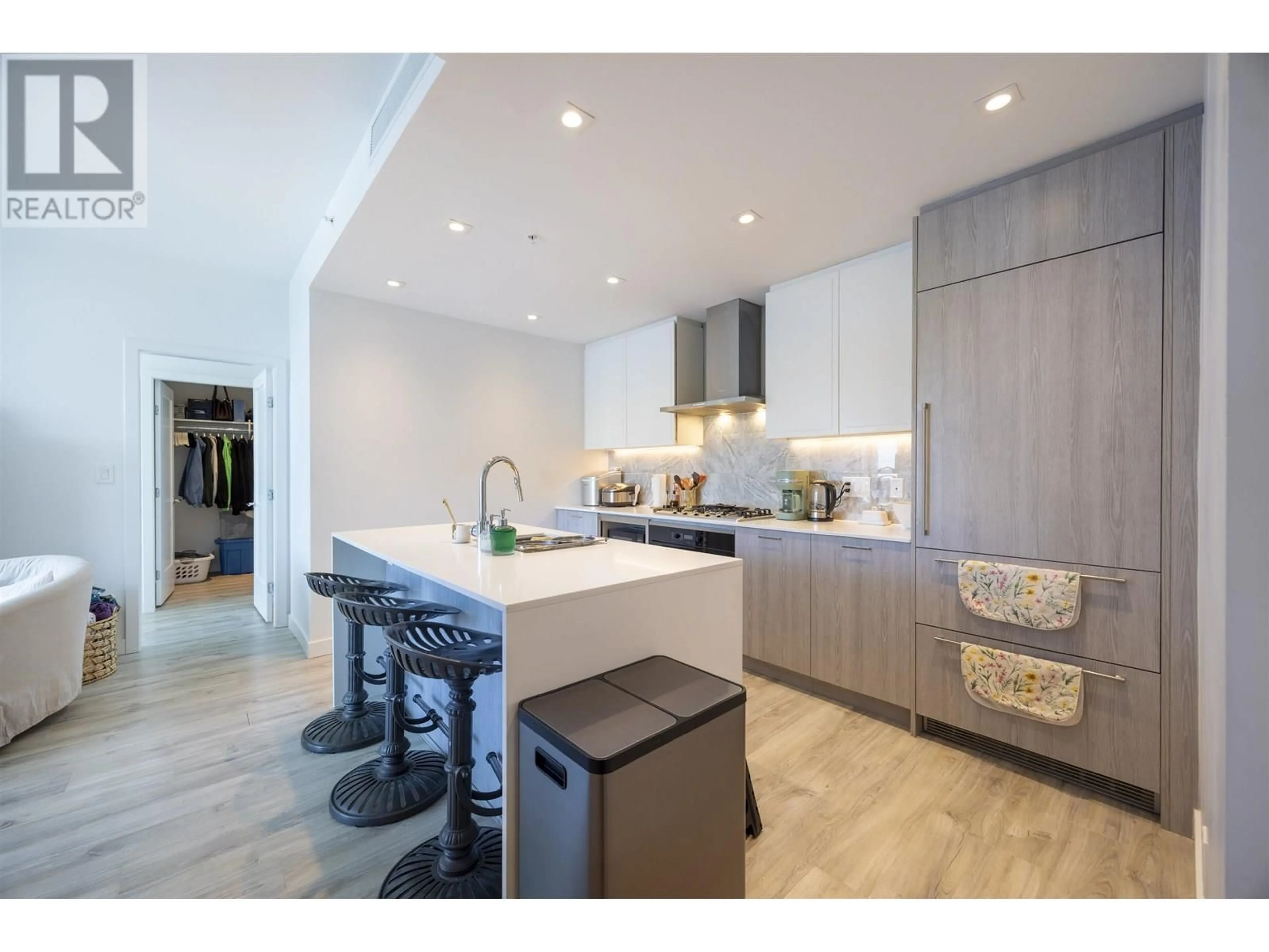 Contemporary kitchen, unknown for 1204 - 2288 ALPHA AVENUE, Burnaby British Columbia V5C0L9
