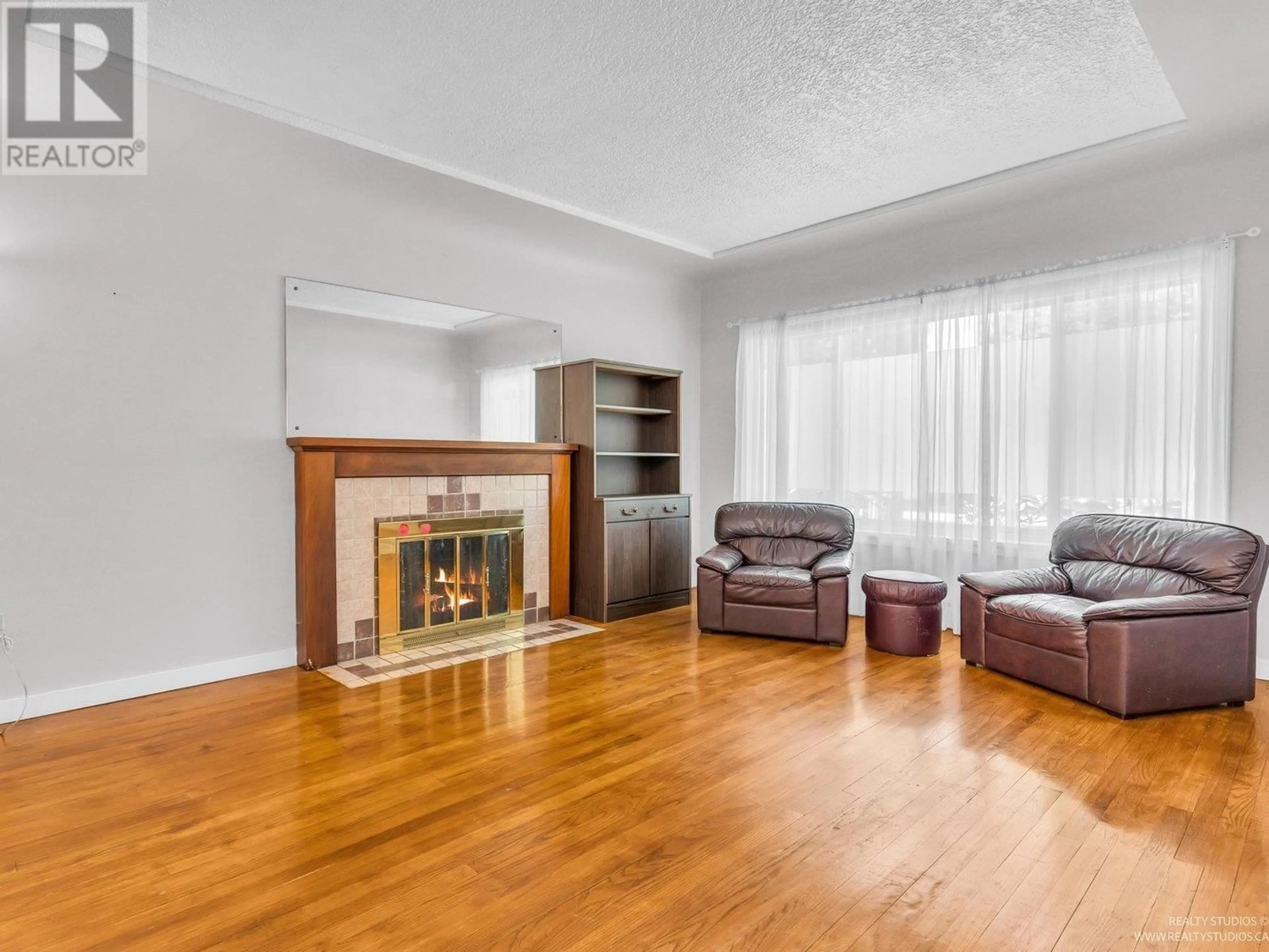 Living room with furniture, wood/laminate floor for 1032 49TH AVENUE, Vancouver British Columbia V5W2H8