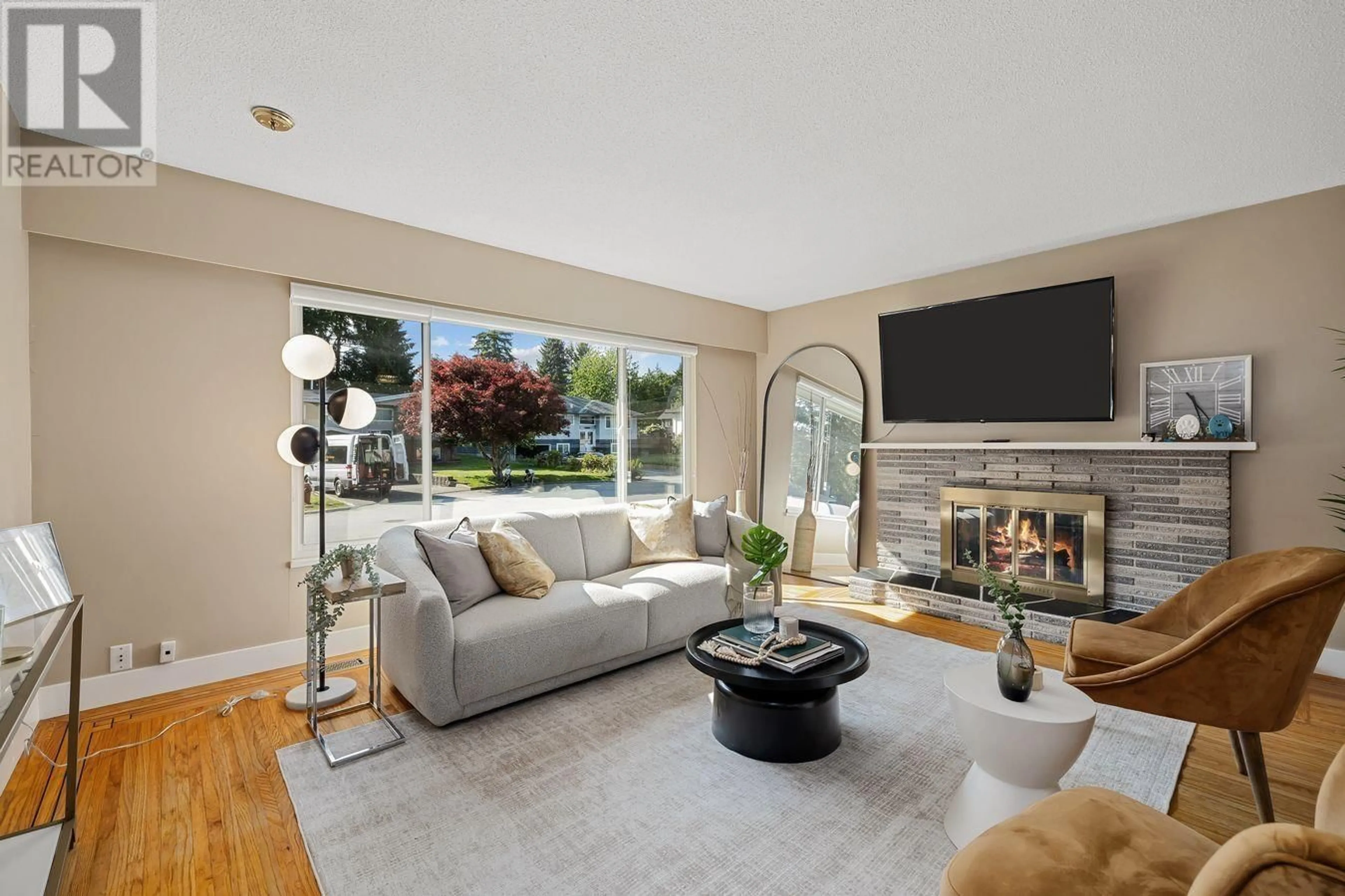Living room with furniture, unknown for 912 SEACREST COURT, Port Moody British Columbia V3H1K5