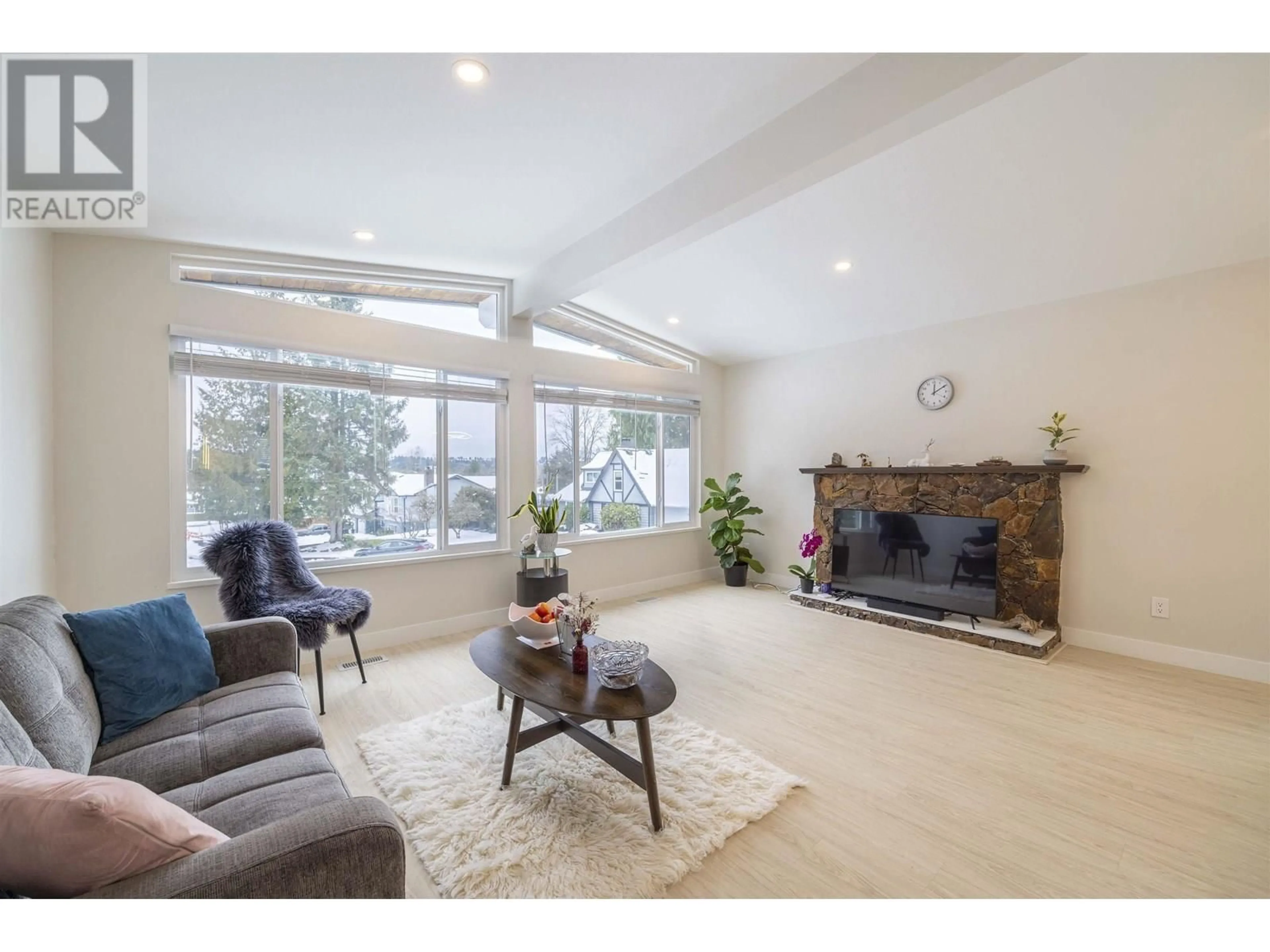 Living room with furniture, unknown for 3345 CARDINAL DRIVE, Burnaby British Columbia V5A2T7