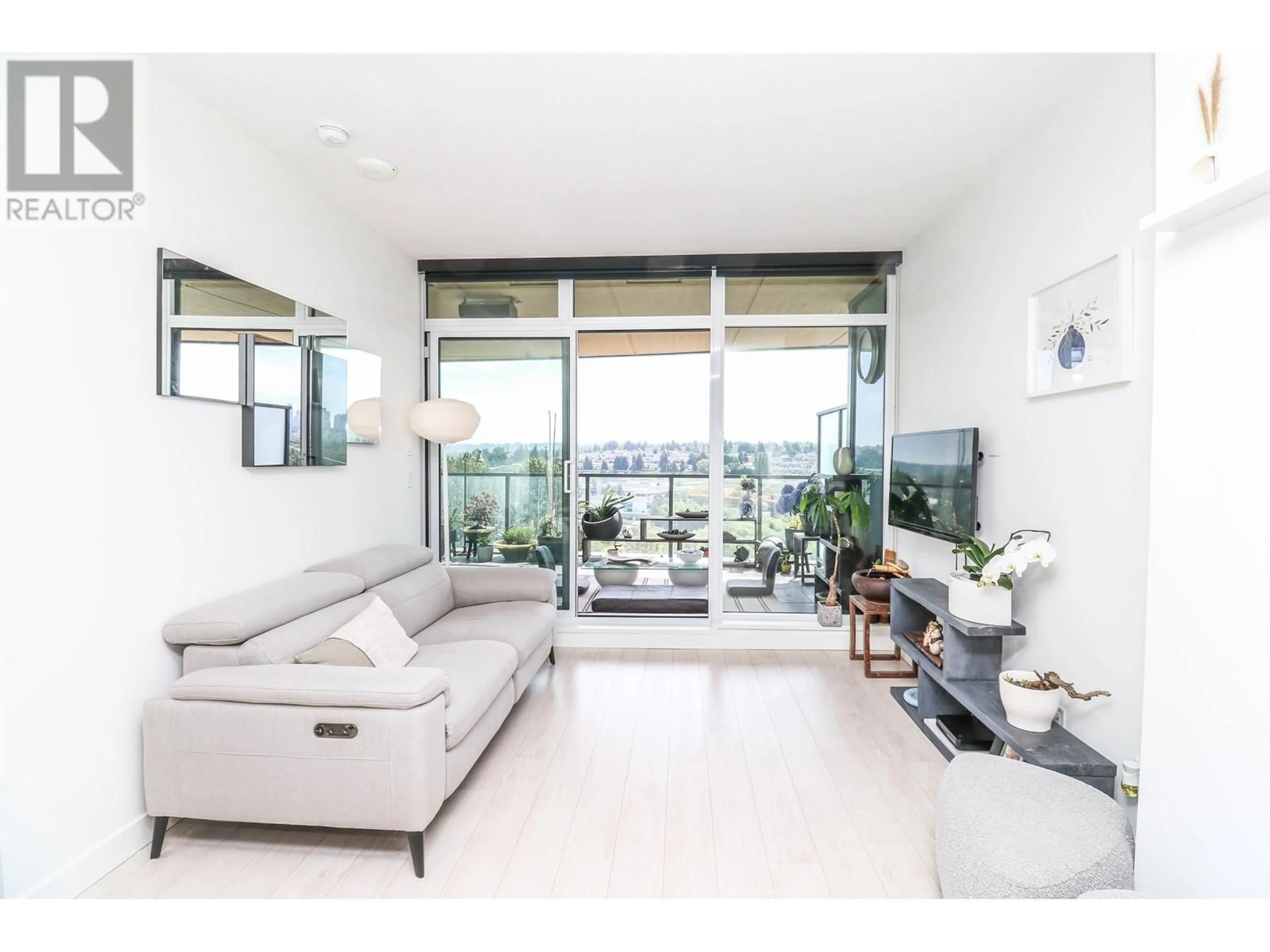Living room with furniture, unknown for 610 - 4890 LOUGHEED HIGHWAY, Burnaby British Columbia V5C0N2