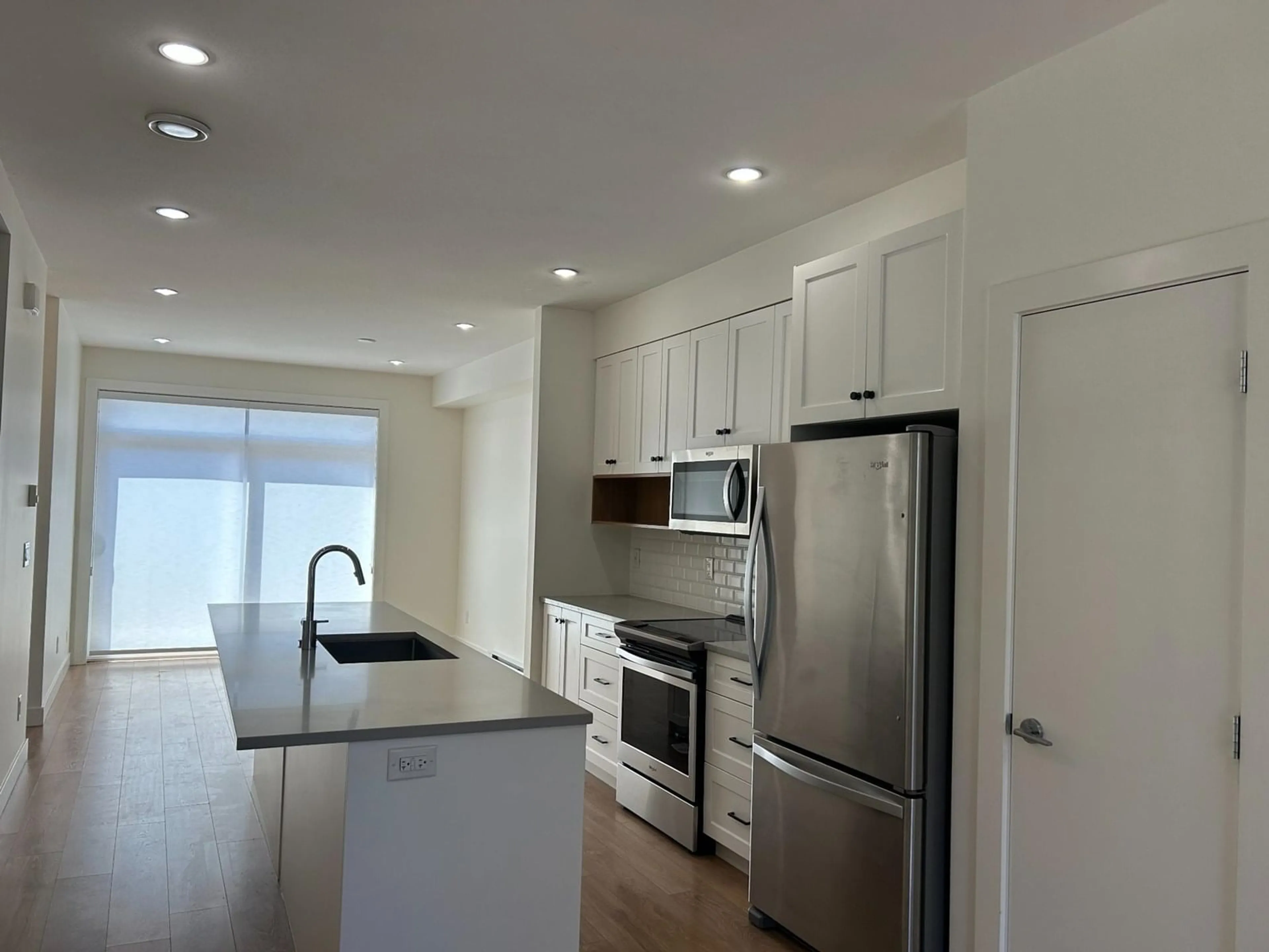 Open concept kitchen, wood/laminate floor for 37 - 27735 ROUNDHOUSE, Abbotsford British Columbia V4X0B9