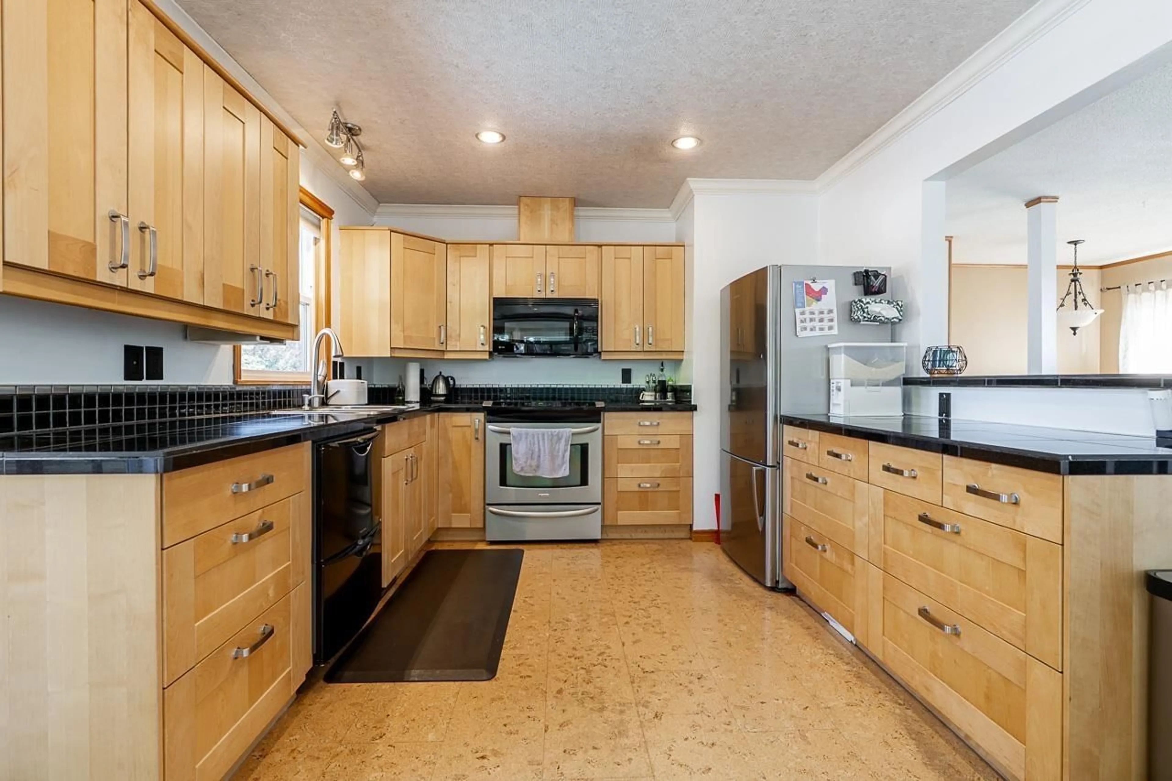 Standard kitchen, unknown for 2226 MARTENS, Abbotsford British Columbia V2T6M7