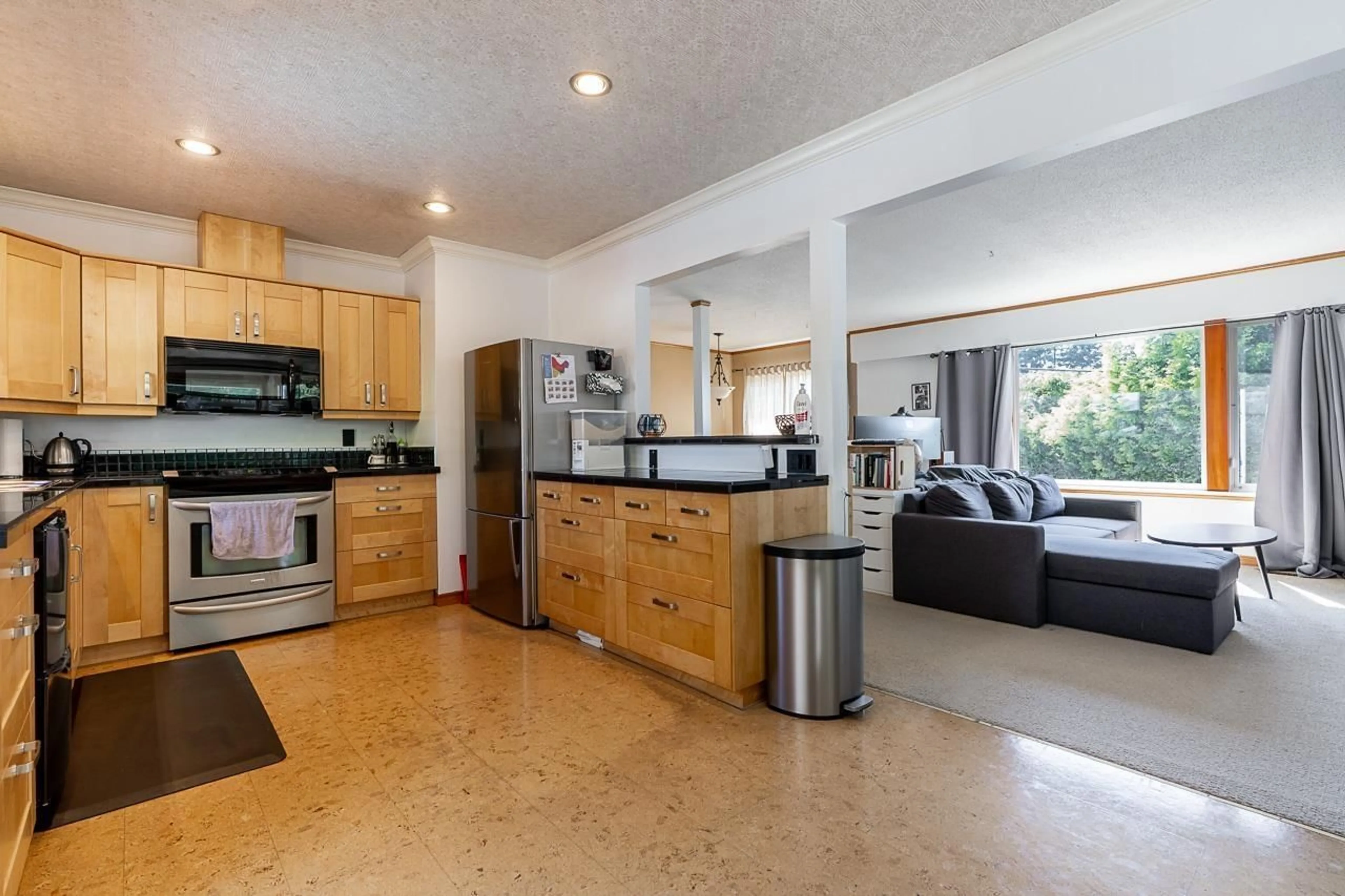 Open concept kitchen, ceramic/tile floor for 2226 MARTENS, Abbotsford British Columbia V2T6M7