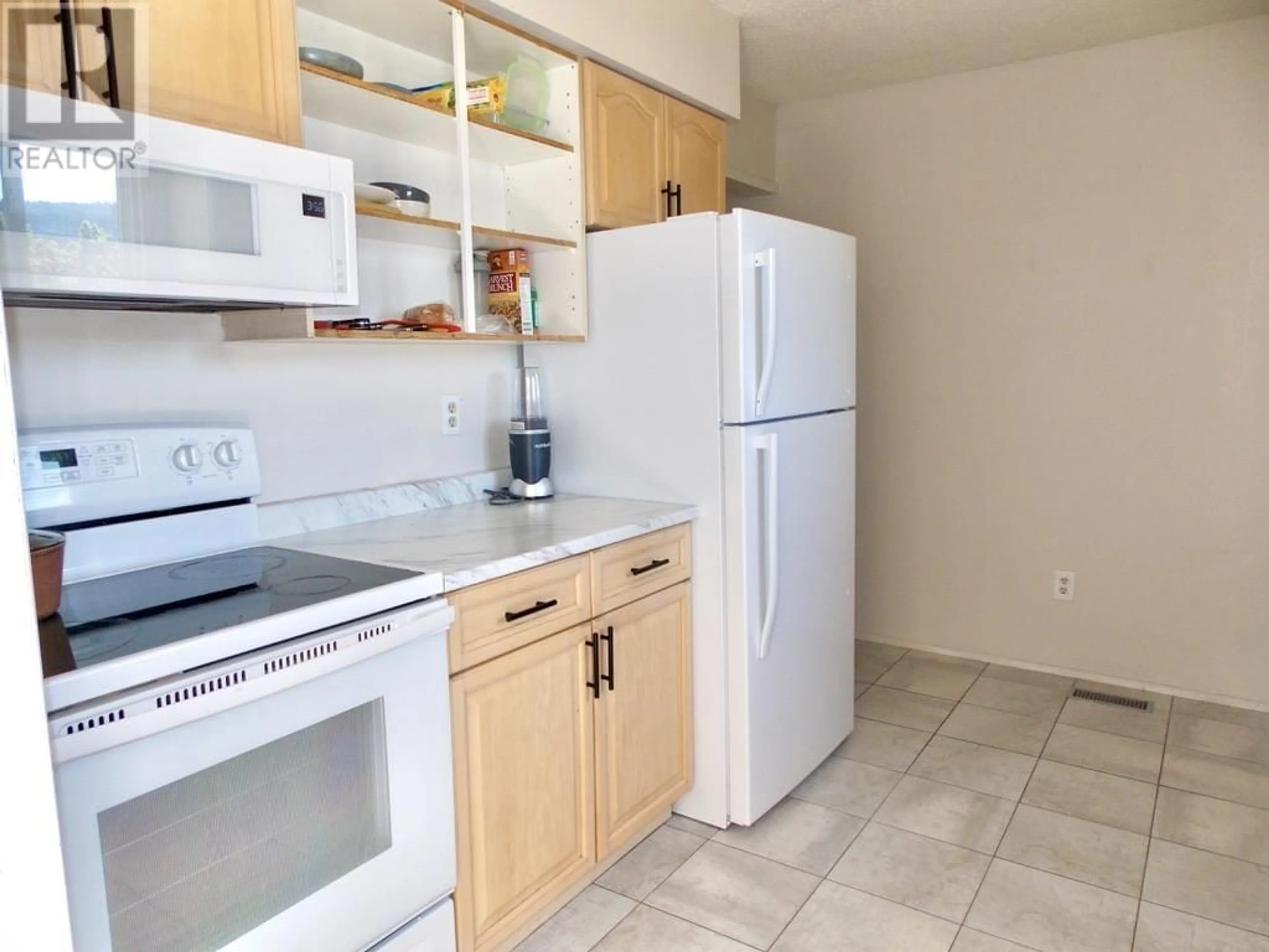 Standard kitchen, ceramic/tile floor for 539 MIDNIGHT DRIVE, Williams Lake British Columbia V2G4E4