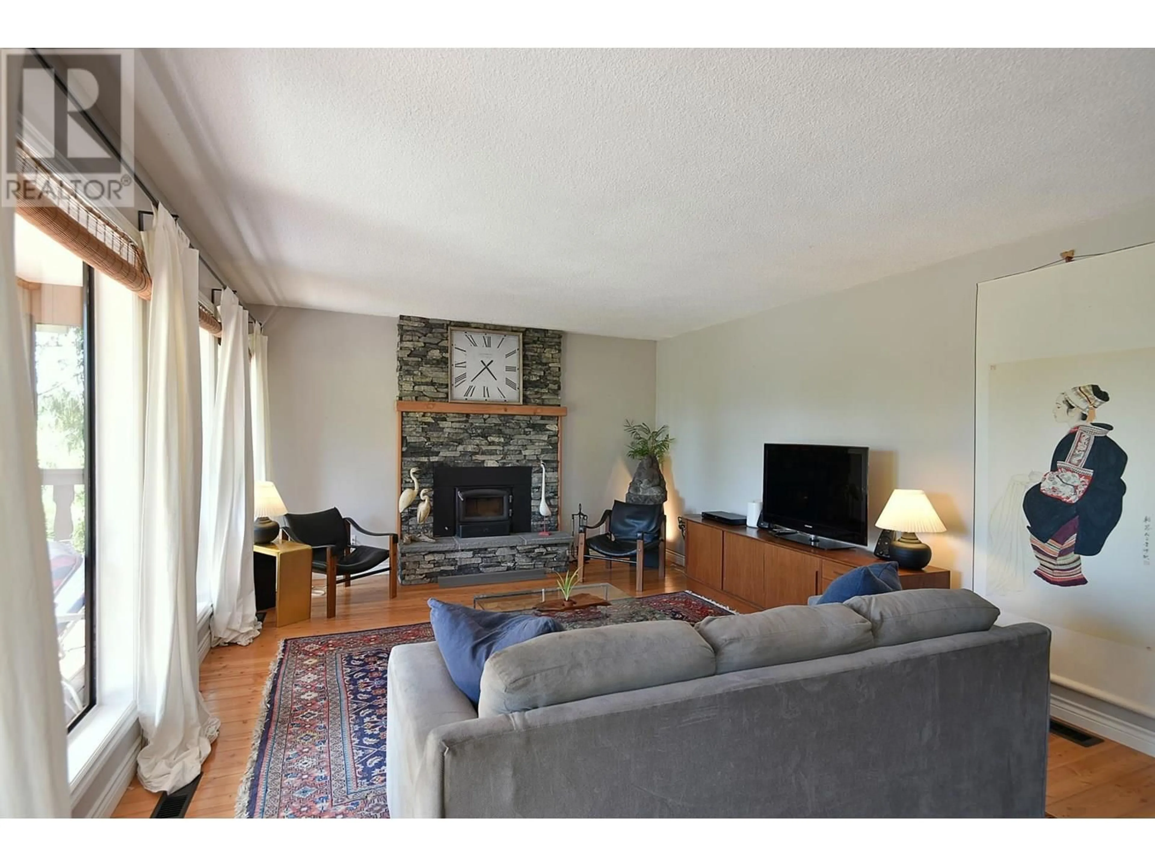 Living room with furniture, wood/laminate floor for 5345 SELMA PARK ROAD, Sechelt British Columbia V7Z0G7