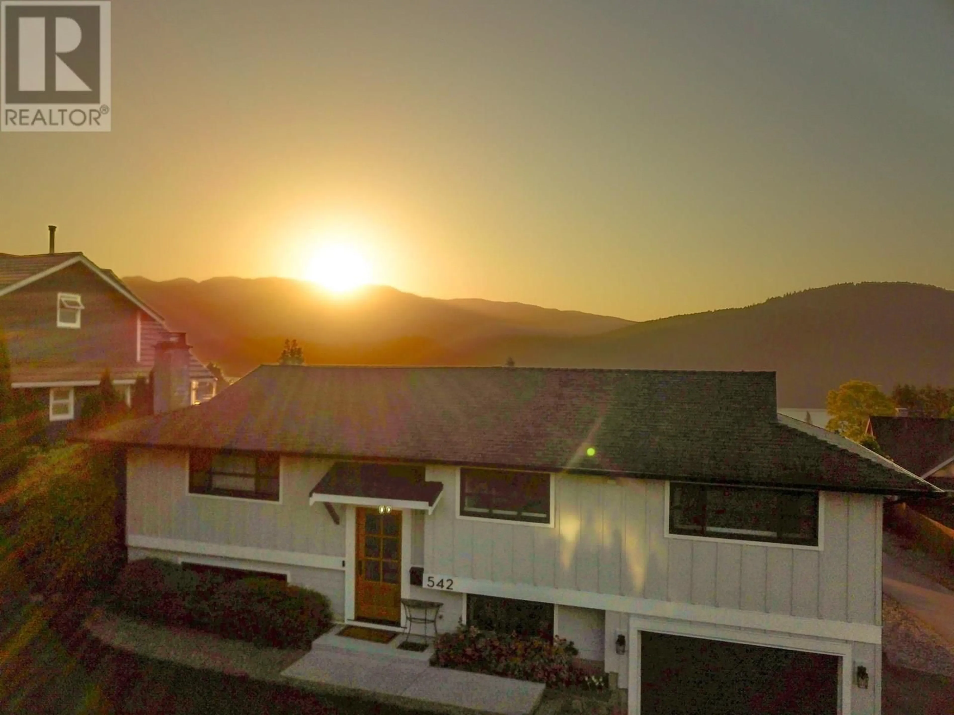 A pic from outside/outdoor area/front of a property/back of a property/a pic from drone, mountain view for 542 DOLLARTON HIGHWAY, North Vancouver British Columbia V7G1N2