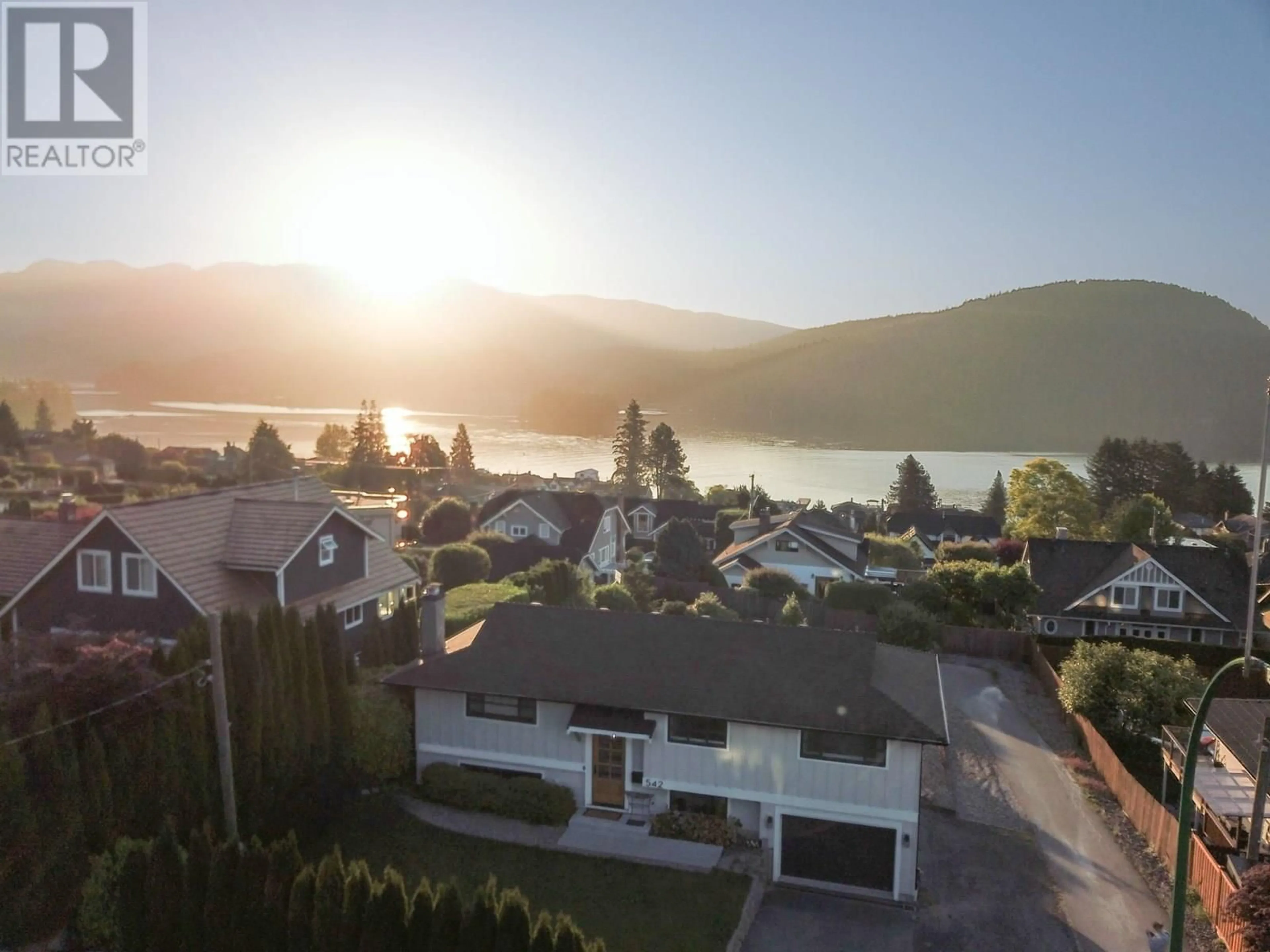 A pic from outside/outdoor area/front of a property/back of a property/a pic from drone, mountain view for 542 DOLLARTON HIGHWAY, North Vancouver British Columbia V7G1N2