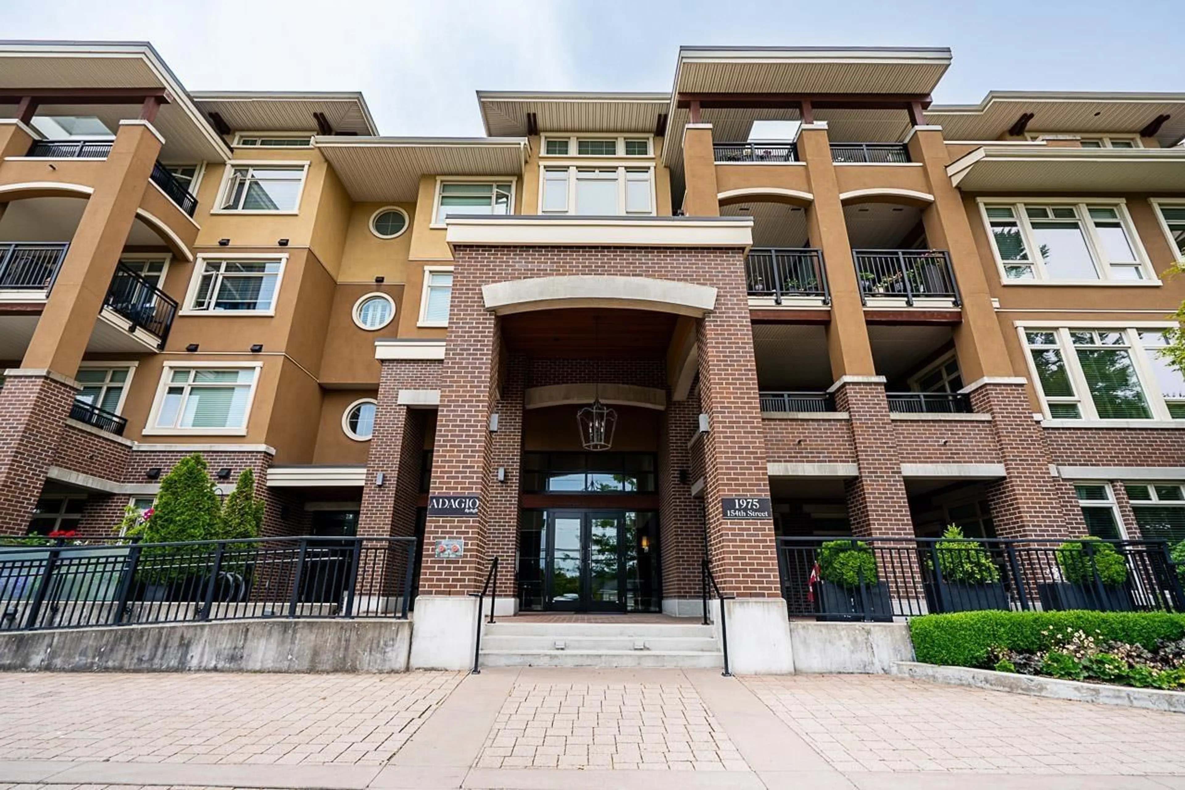 Indoor foyer for 309 - 1975 154, Surrey British Columbia V4A4S2