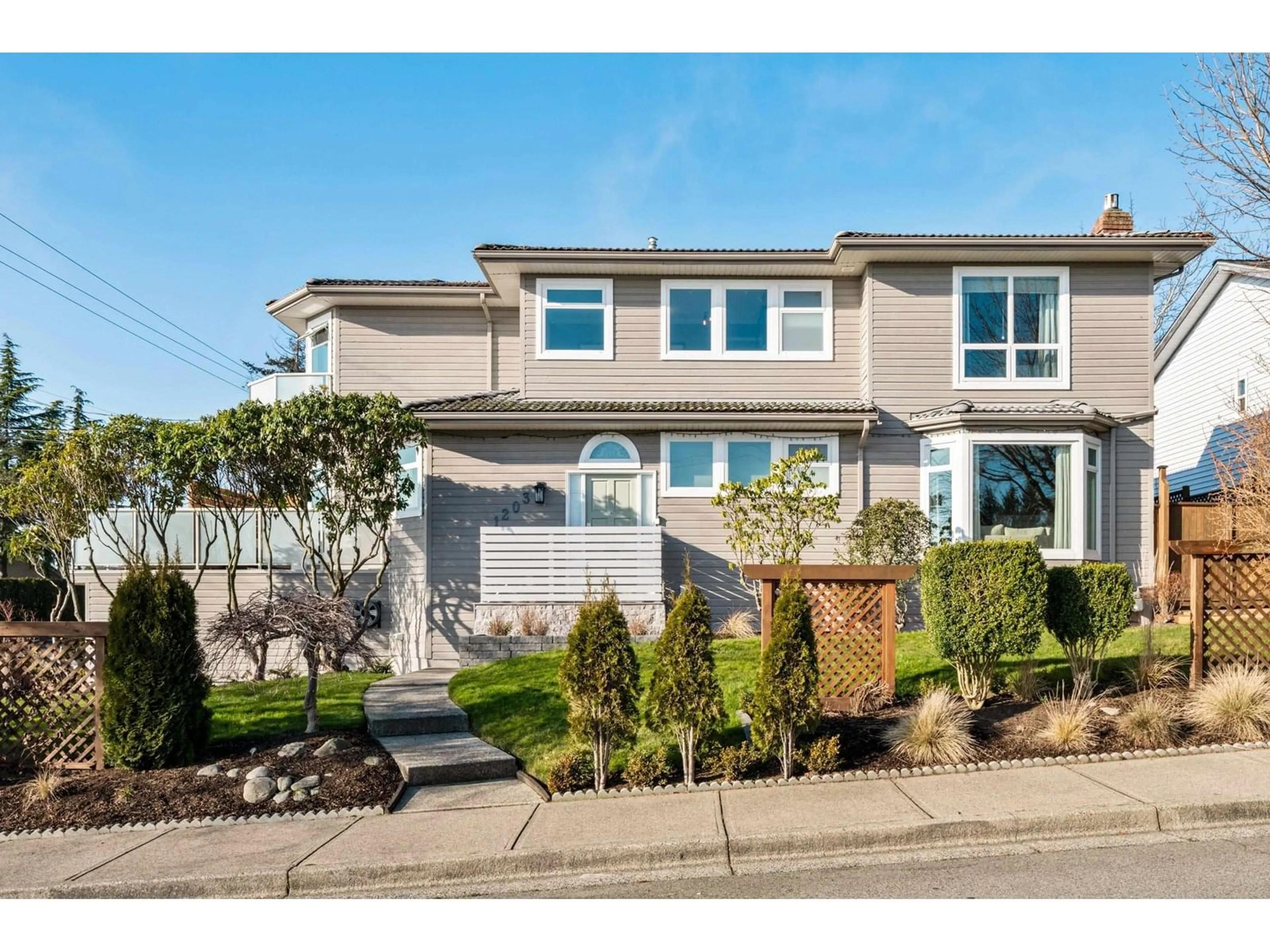 Home with vinyl exterior material, street for 1203 FINLAY, White Rock British Columbia V4B5H5