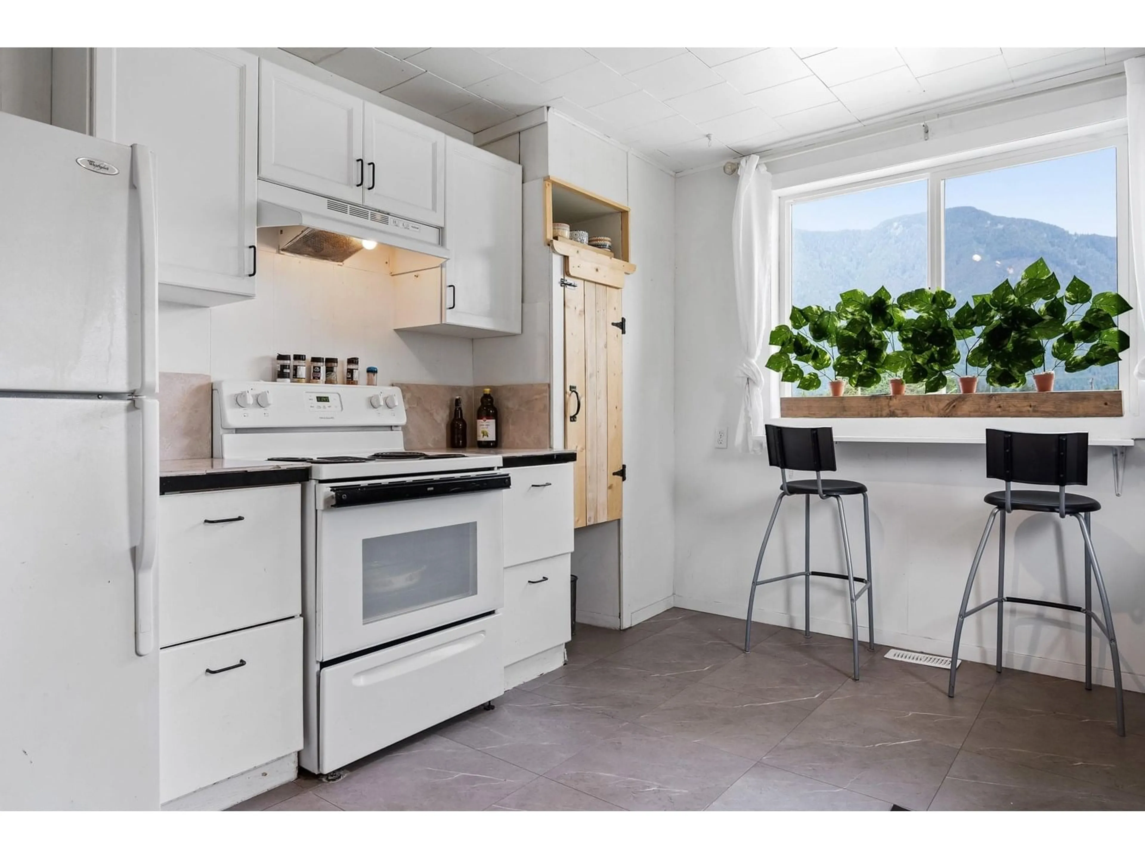Standard kitchen, unknown for 975 FRASER AVENUE, Hope British Columbia V0X0V0