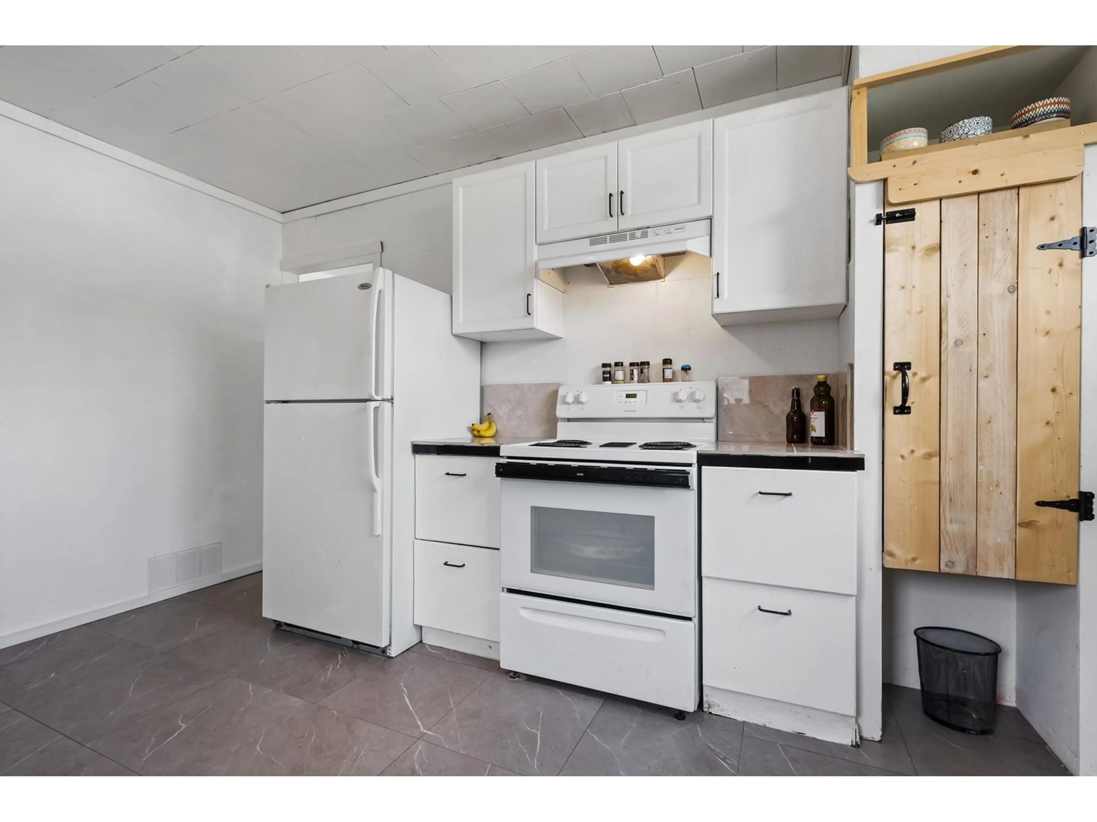 Standard kitchen, unknown for 975 FRASER AVENUE, Hope British Columbia V0X0V0