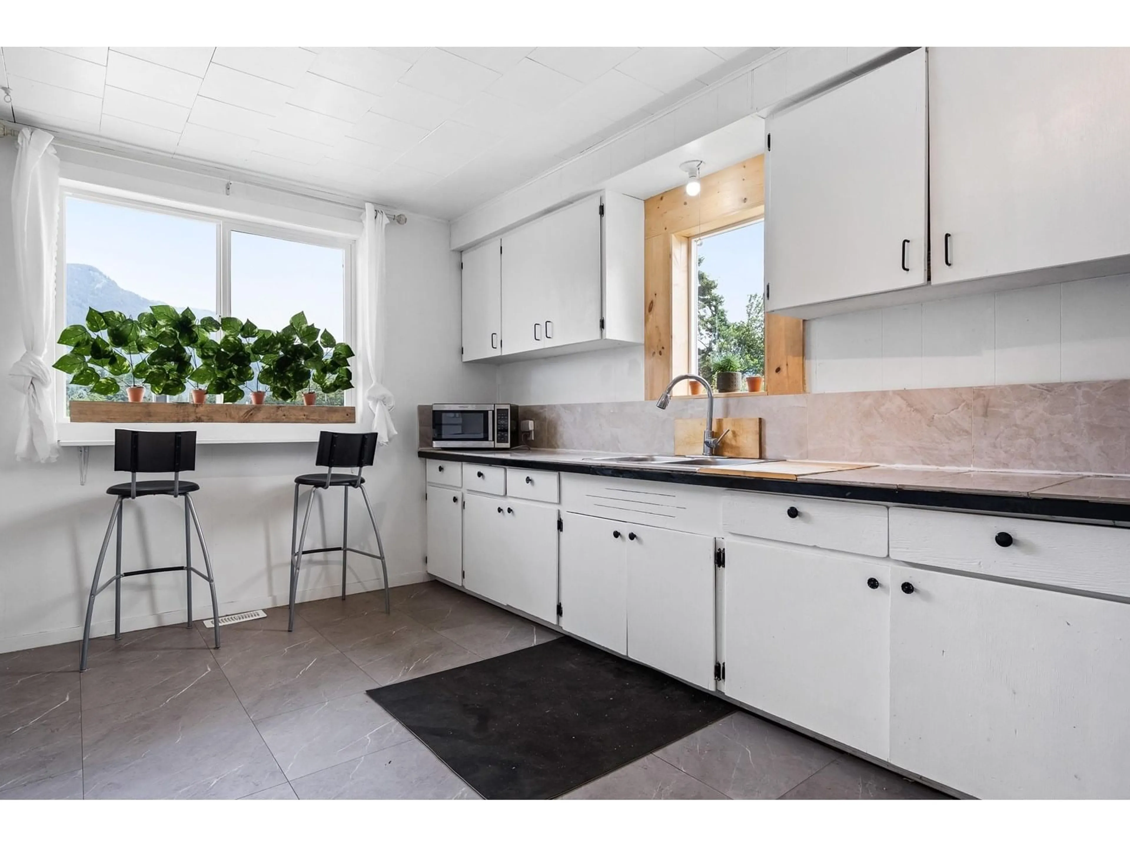 Standard kitchen, unknown for 975 FRASER AVENUE, Hope British Columbia V0X0V0
