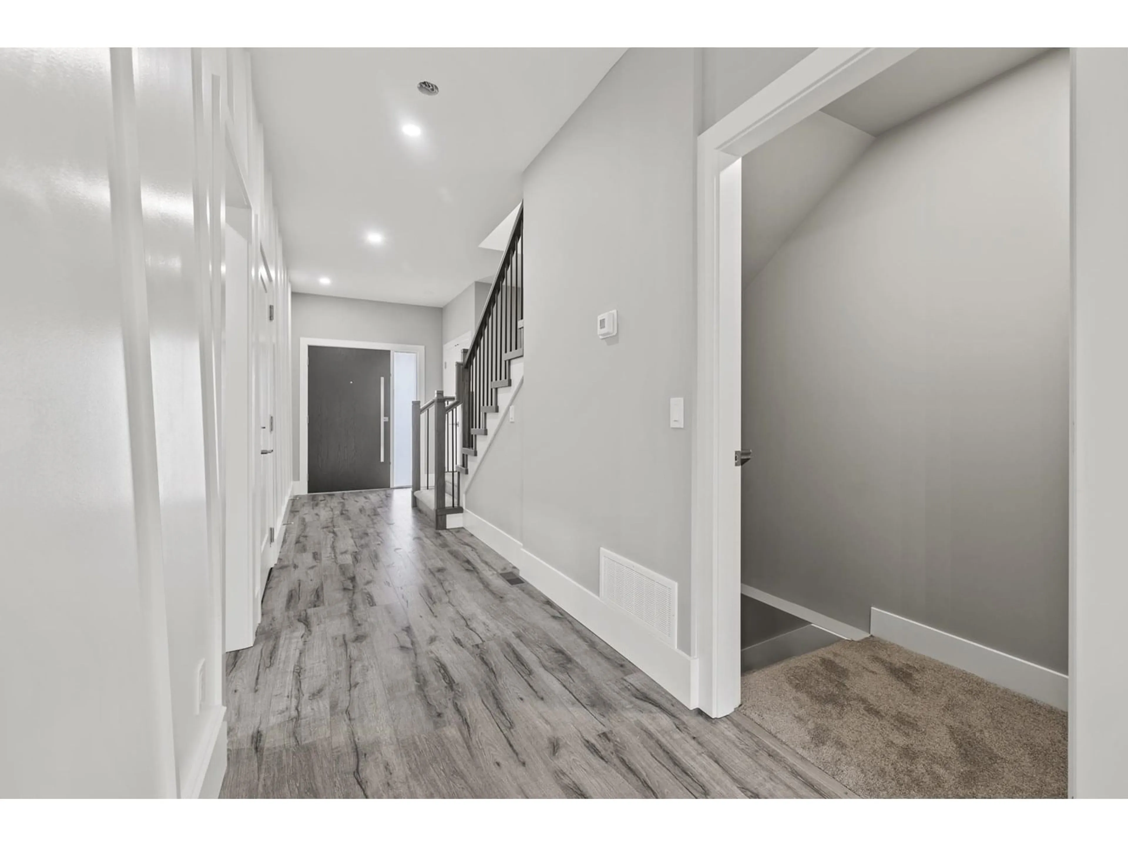 Indoor entryway for 2811 PLATFORM, Abbotsford British Columbia V4X0B8