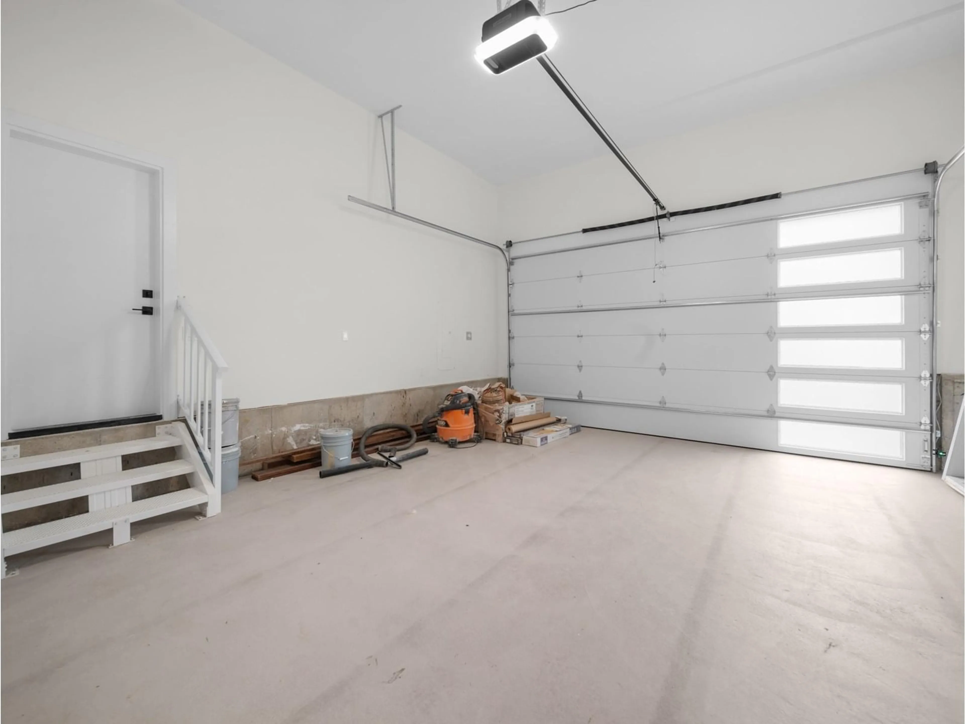 Indoor garage for 2807 PLATFORM, Abbotsford British Columbia V4X0A4