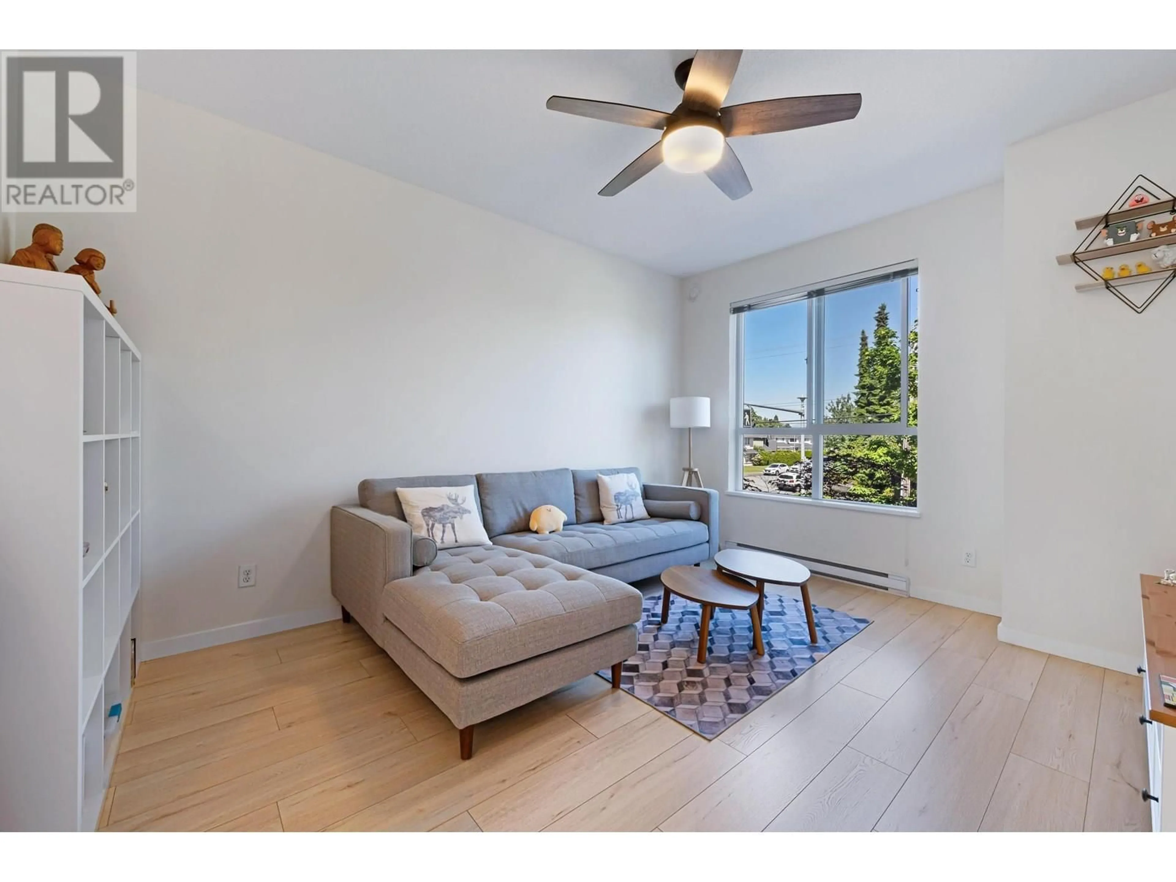 Living room with furniture, wood/laminate floor for 75 - 9566 TOMICKI AVENUE, Richmond British Columbia V6X0E6