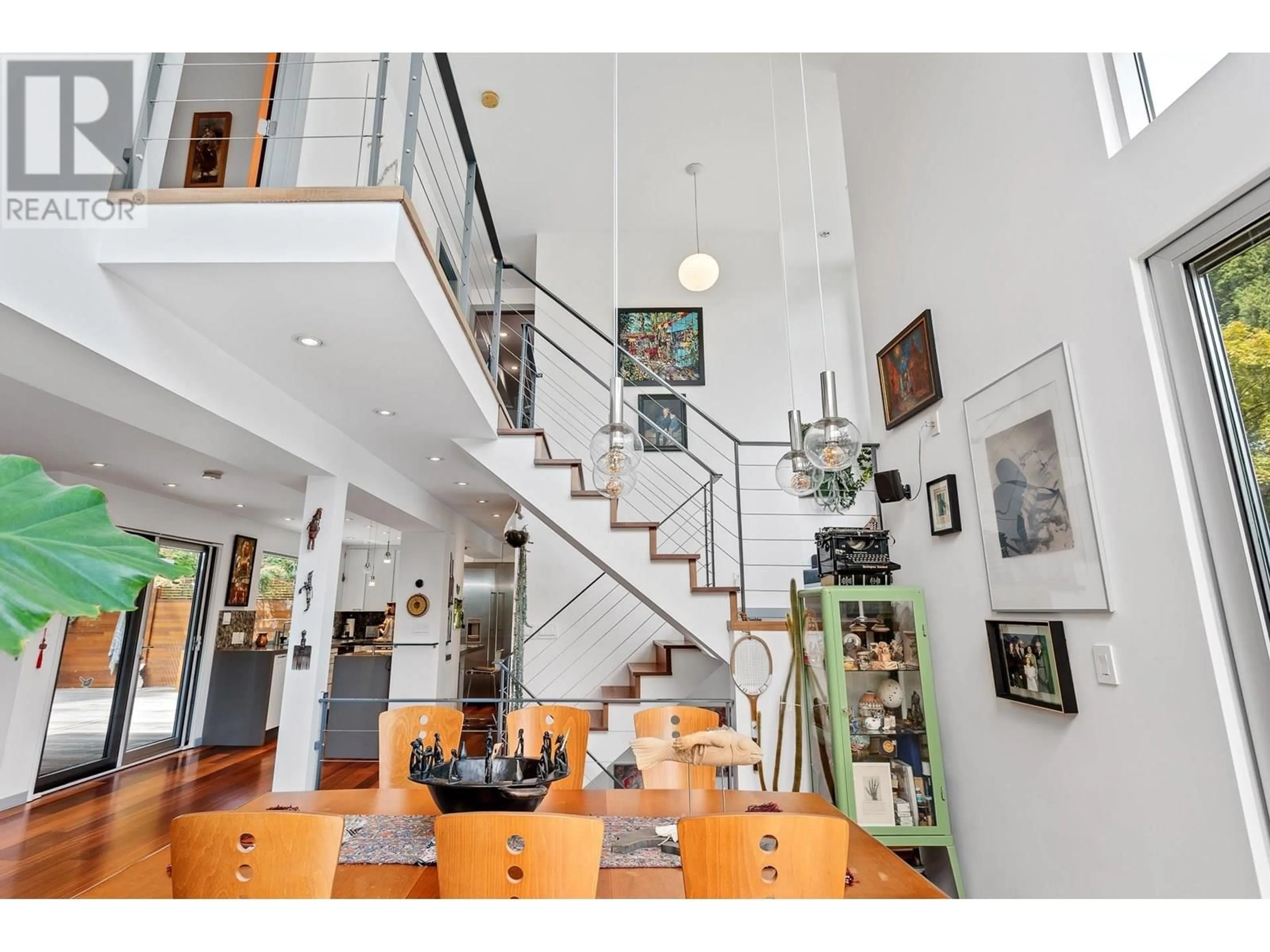 Indoor foyer for 4527 STRATHCONA ROAD, North Vancouver British Columbia V7G1G7