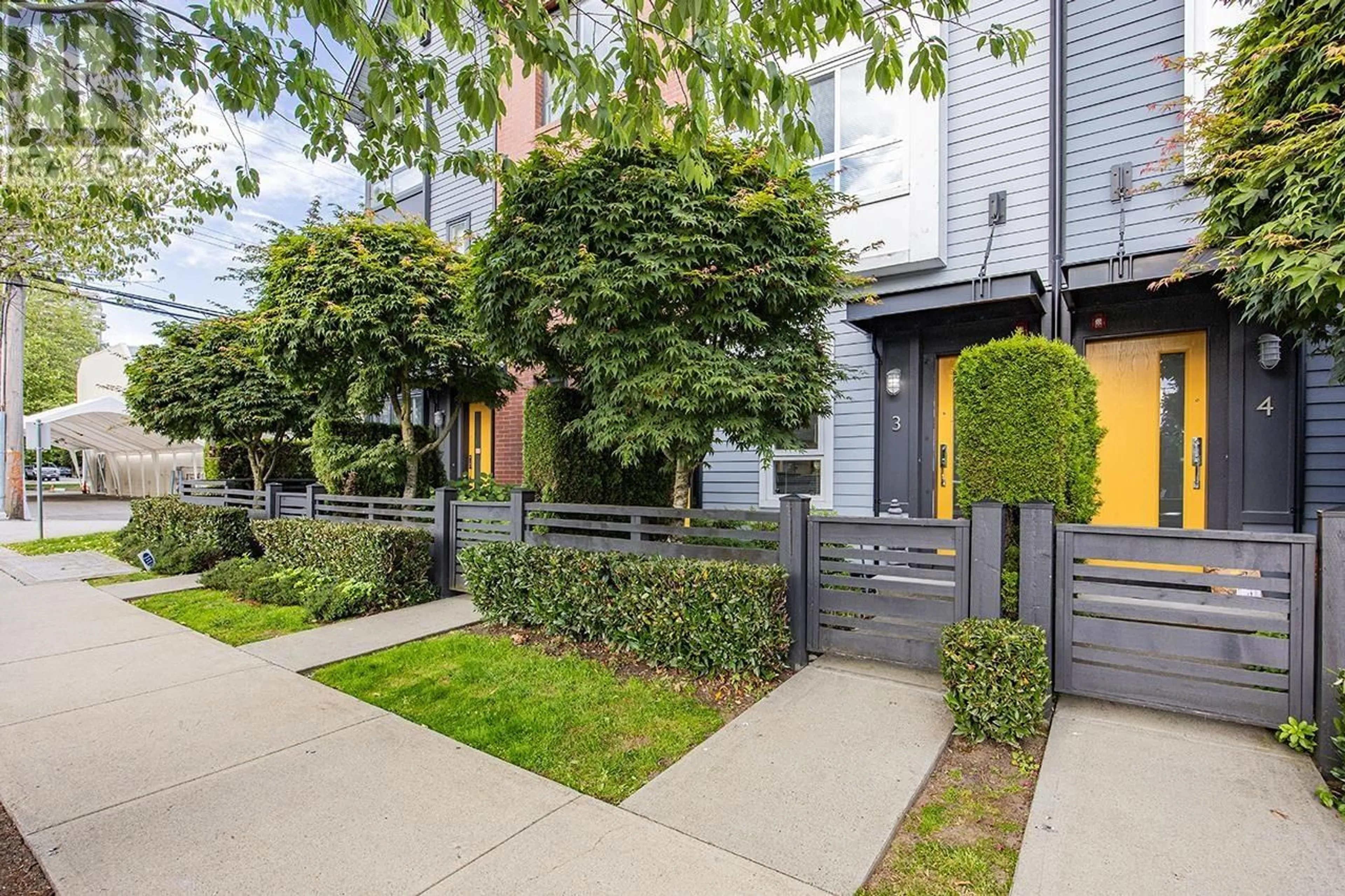 Unknown for 3 - 6868 BURLINGTON AVENUE, Burnaby British Columbia V5J0G1