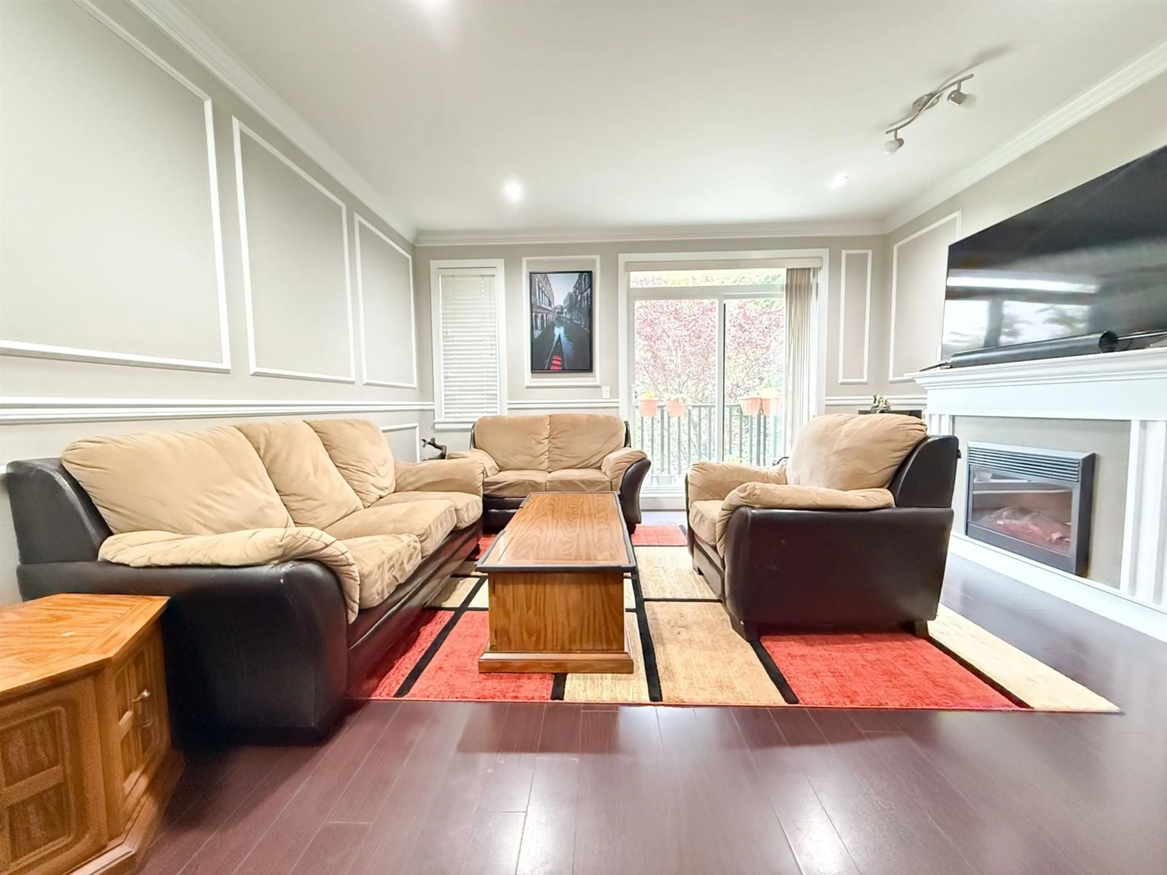 Living room with furniture, wood/laminate floor for 26 - 6383 140, Surrey British Columbia V3W0E9