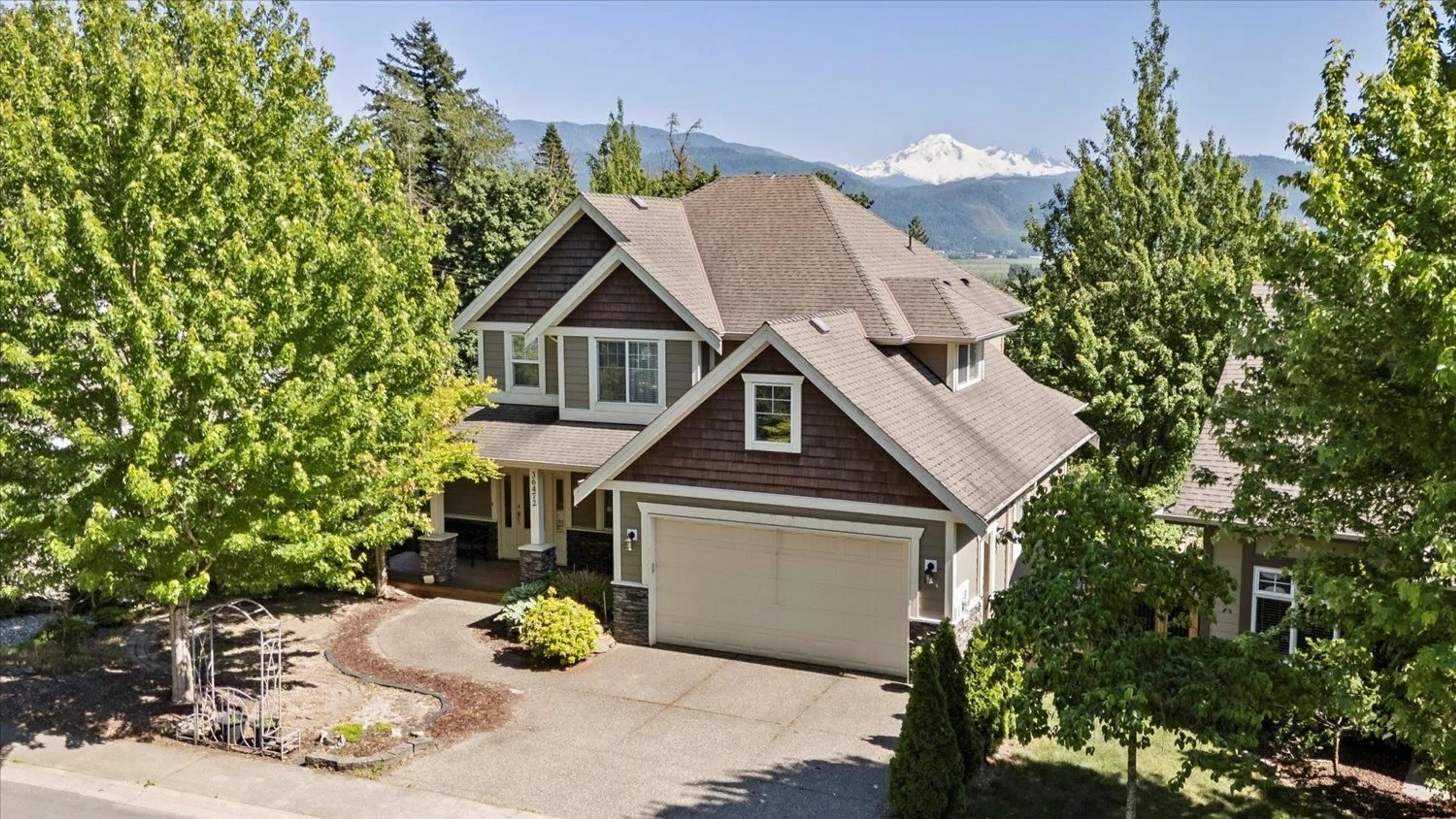 A pic from outside/outdoor area/front of a property/back of a property/a pic from drone, mountain view for 36472 CARDIFF, Abbotsford British Columbia V3G3G4