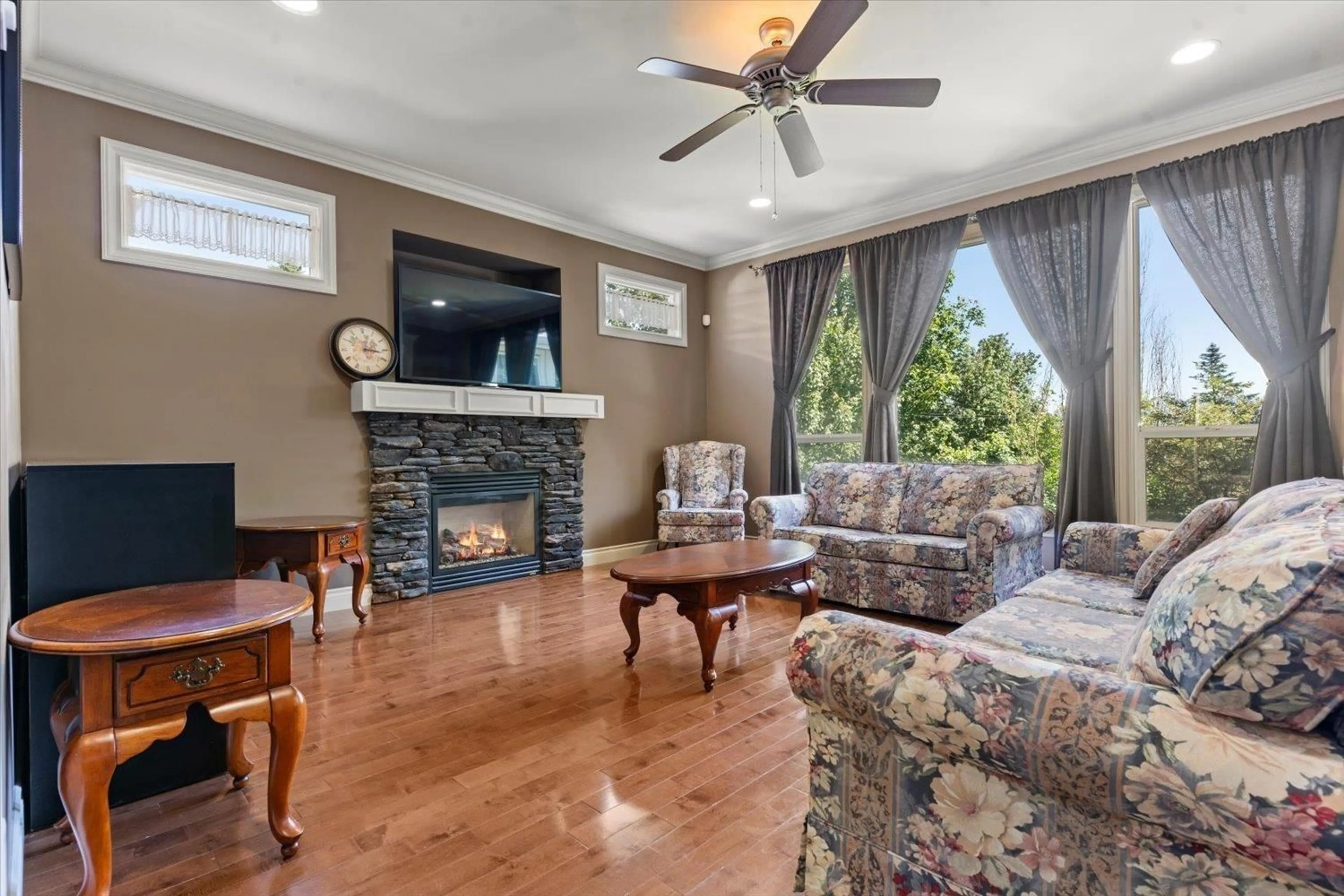 Living room with furniture, unknown for 36472 CARDIFF, Abbotsford British Columbia V3G3G4