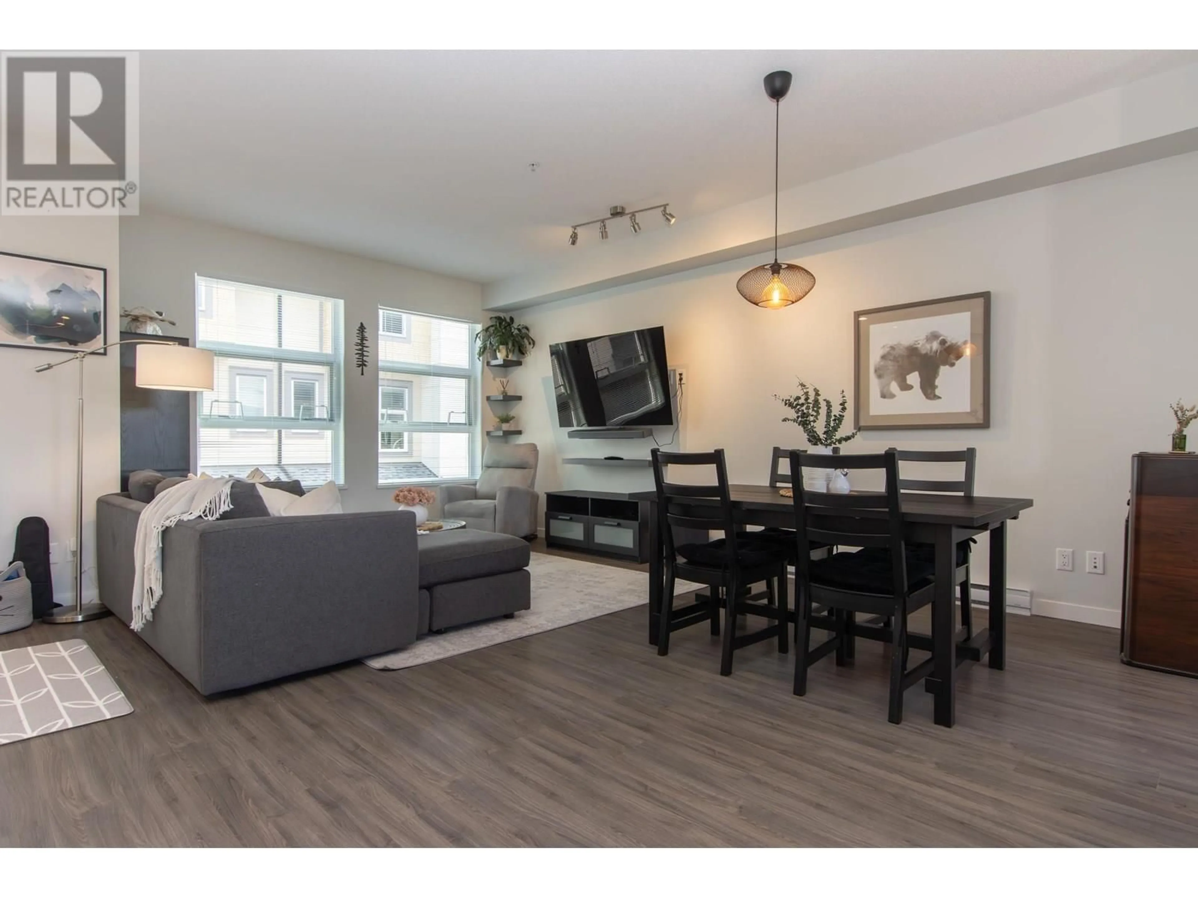 Living room with furniture, wood/laminate floor for 18 - 39548 LOGGERS LANE, Squamish British Columbia V8B0V7