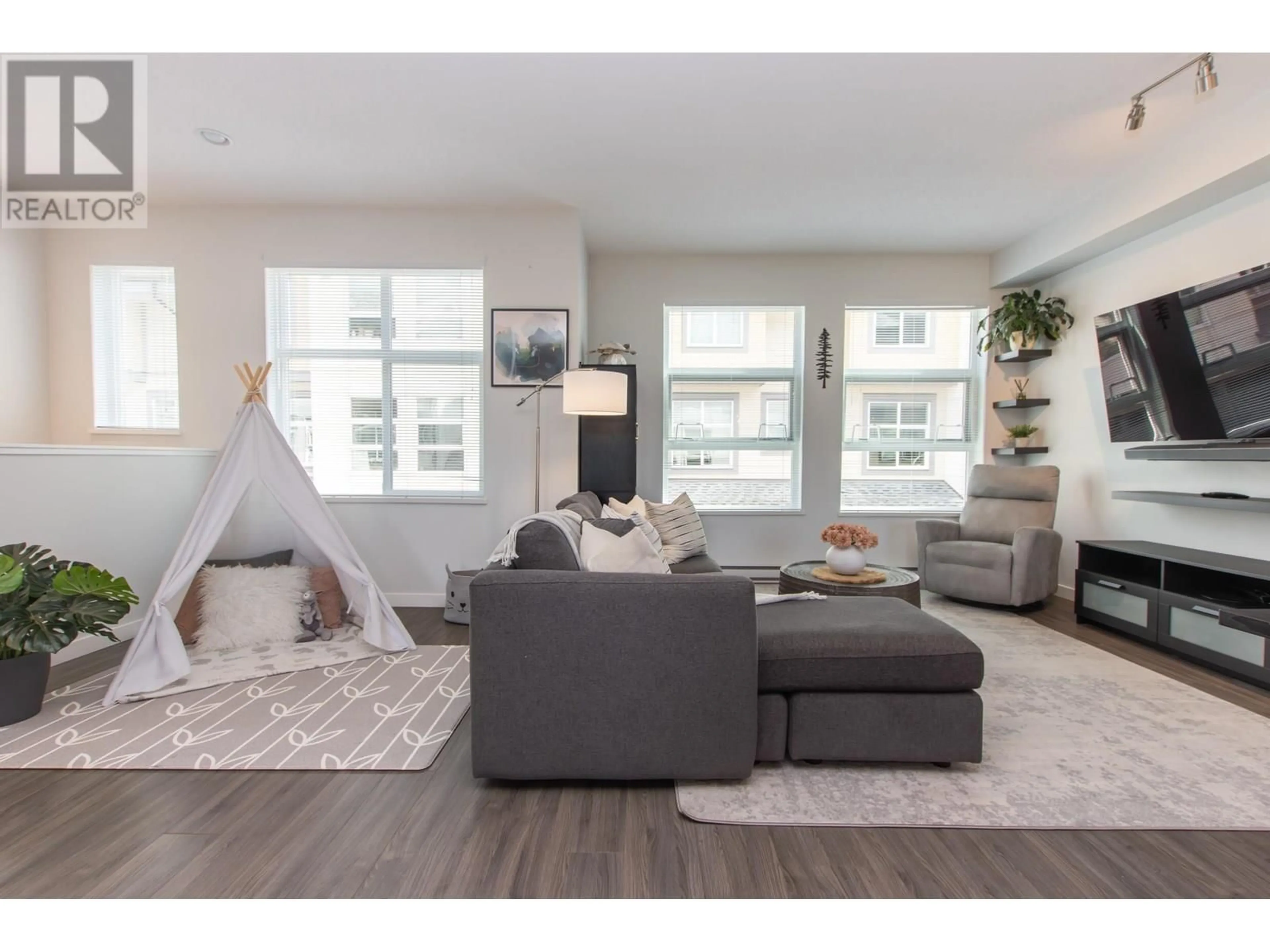 Living room with furniture, wood/laminate floor for 18 - 39548 LOGGERS LANE, Squamish British Columbia V8B0V7