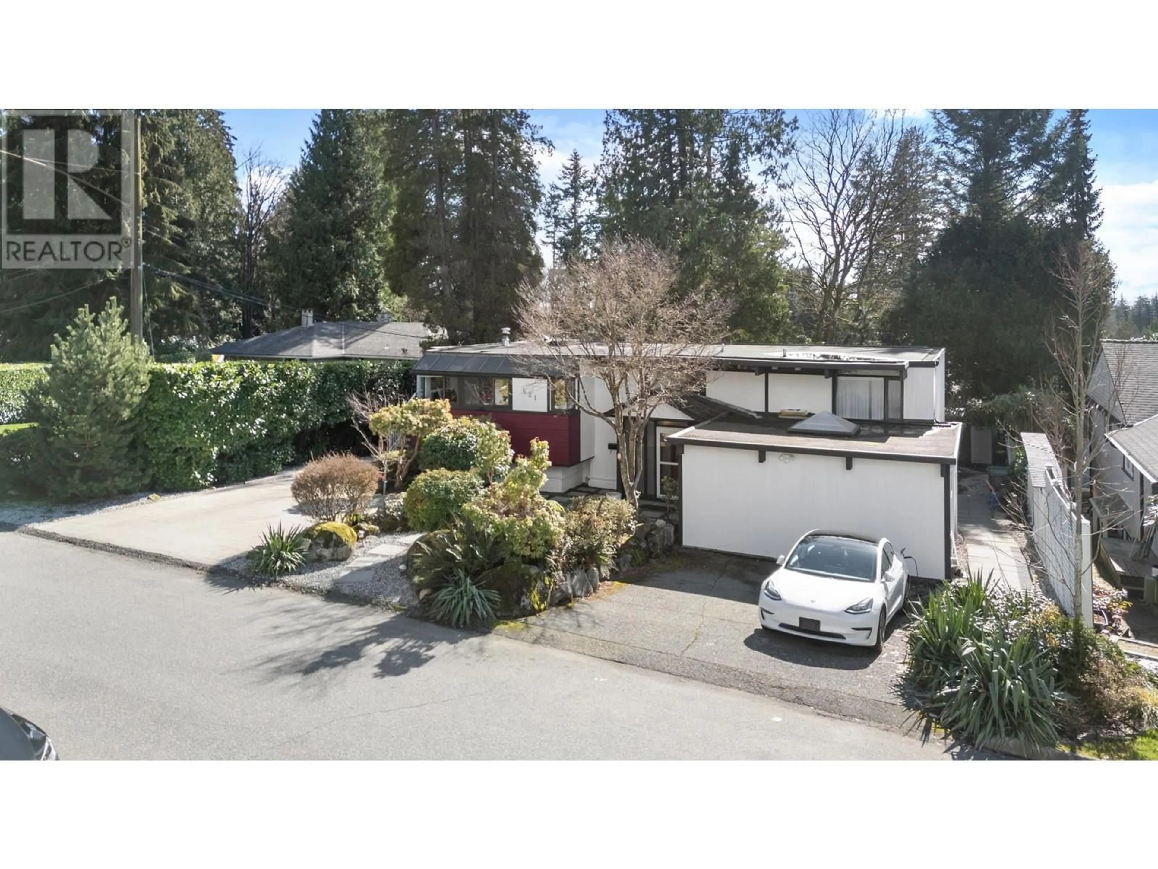 A pic from outside/outdoor area/front of a property/back of a property/a pic from drone, street for 621 THE DEL, North Vancouver British Columbia V7N2X9