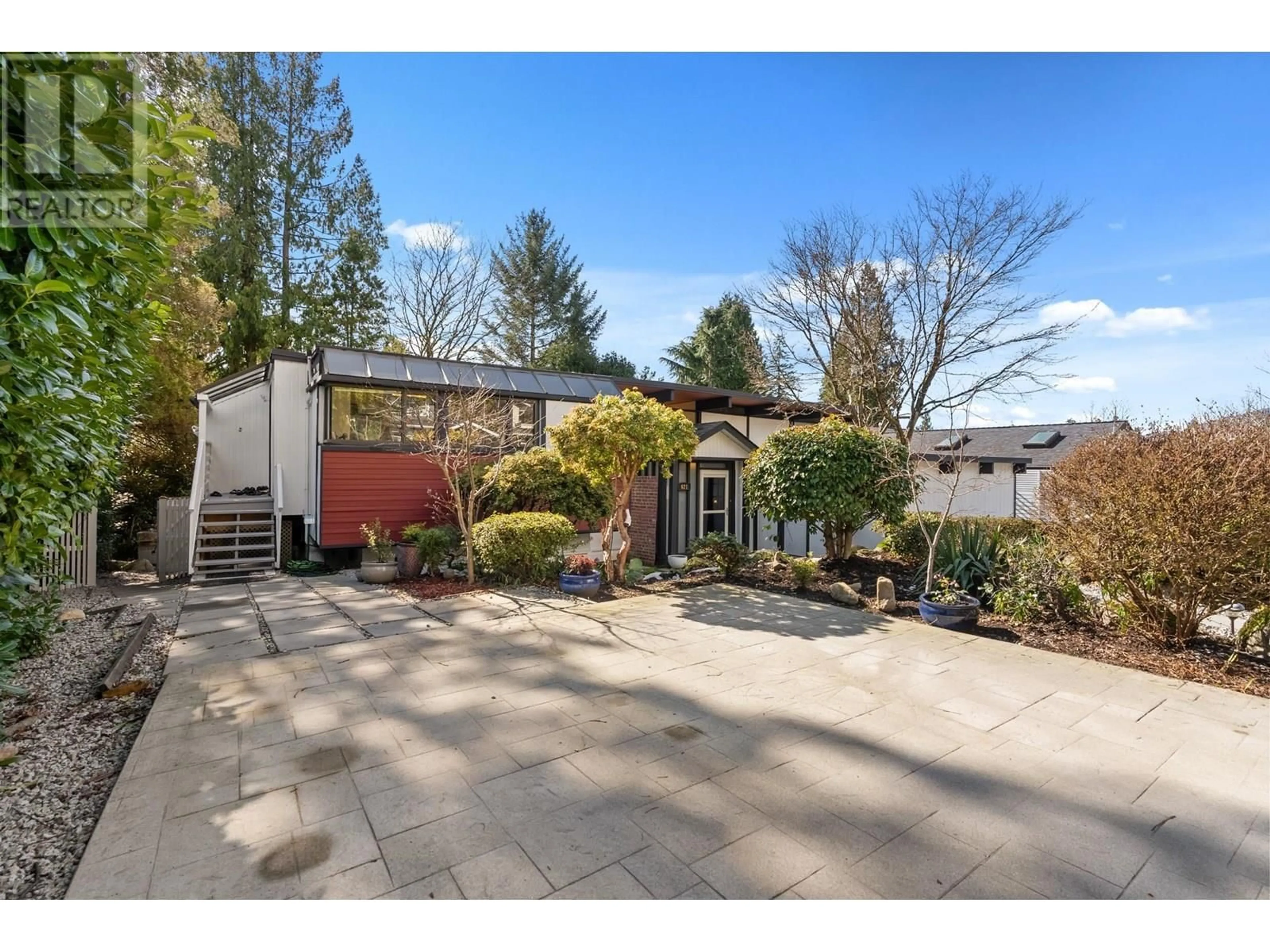 A pic from outside/outdoor area/front of a property/back of a property/a pic from drone, street for 621 THE DEL, North Vancouver British Columbia V7N2X9