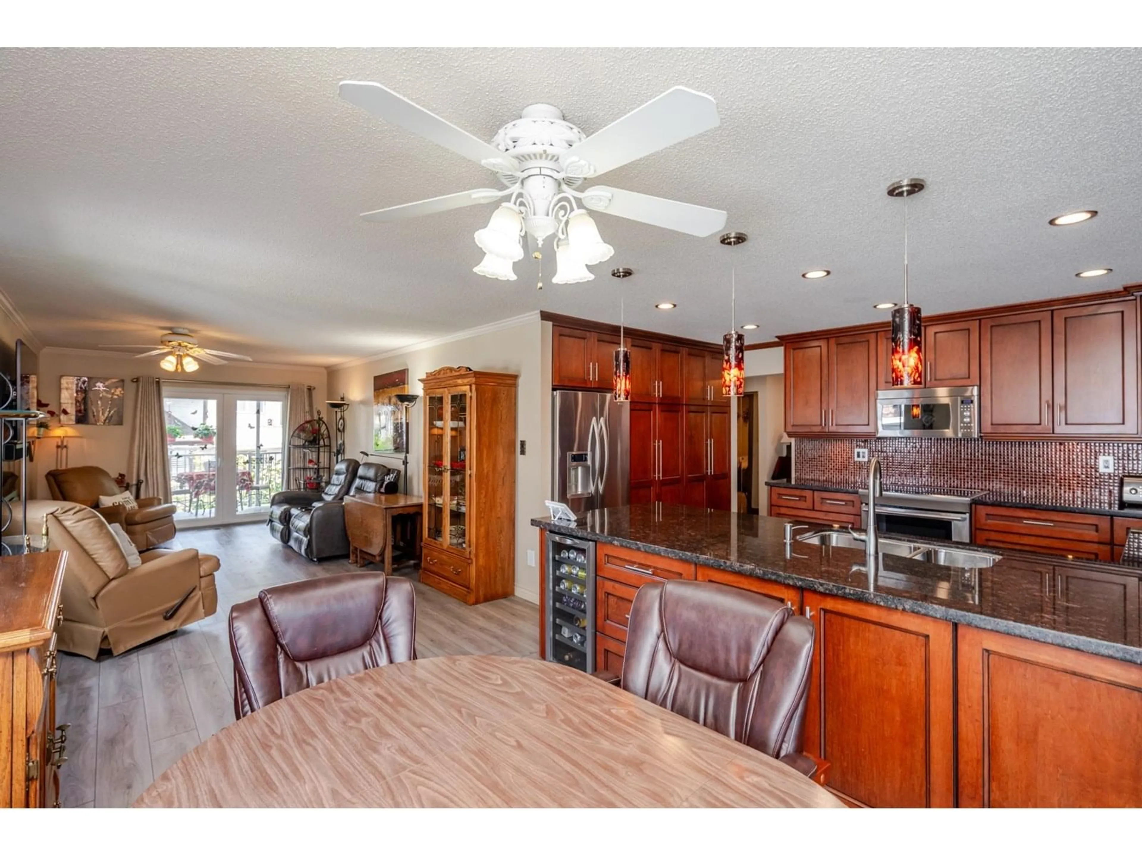 Open concept kitchen, unknown for 9262 213, Langley British Columbia V1M1L2