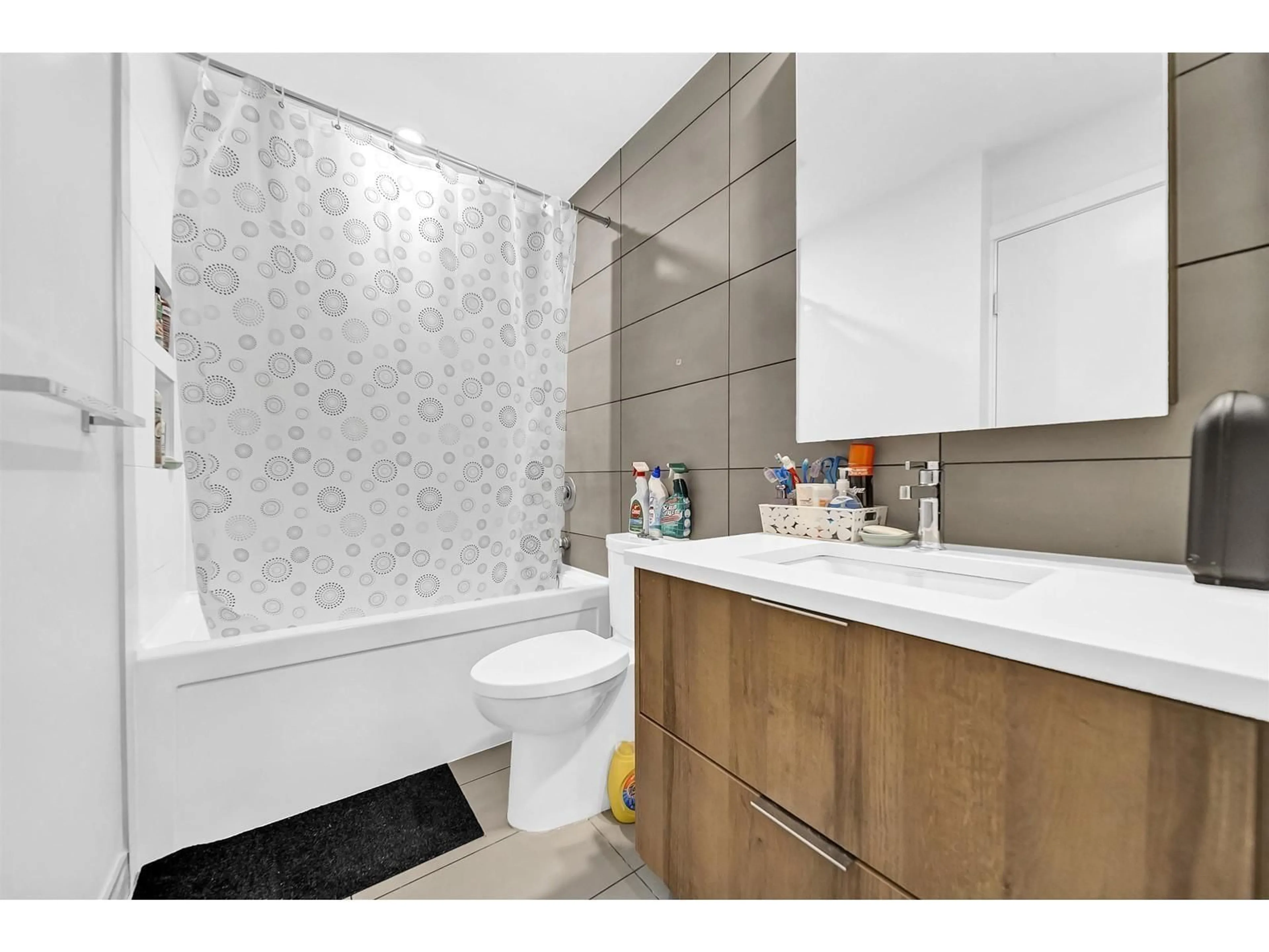Standard bathroom, ceramic/tile floor for 1408 - 13359 OLD YALE, Surrey British Columbia V3T0S4
