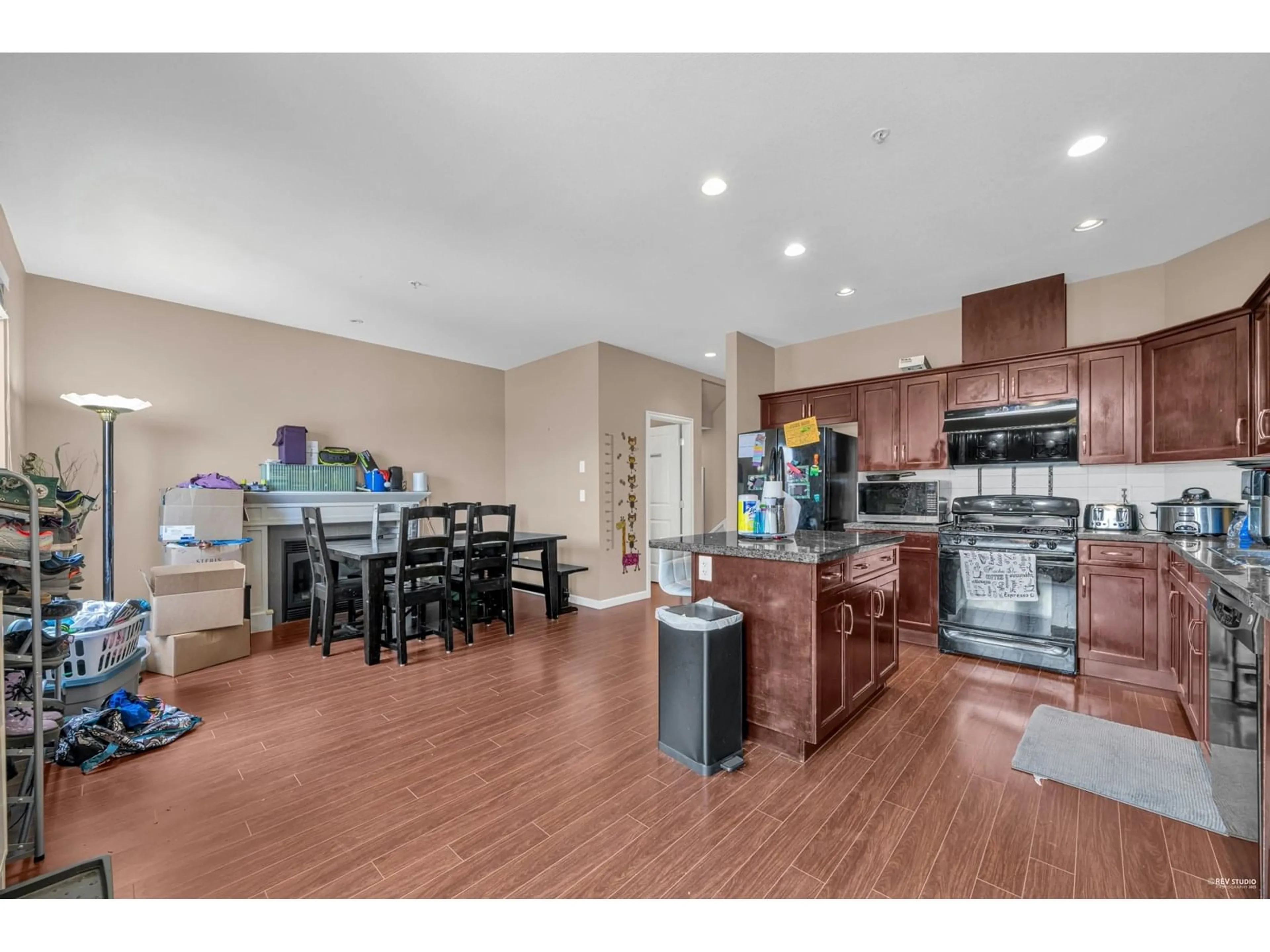 Open concept kitchen, unknown for 6942 208, Langley British Columbia V2Y0G1