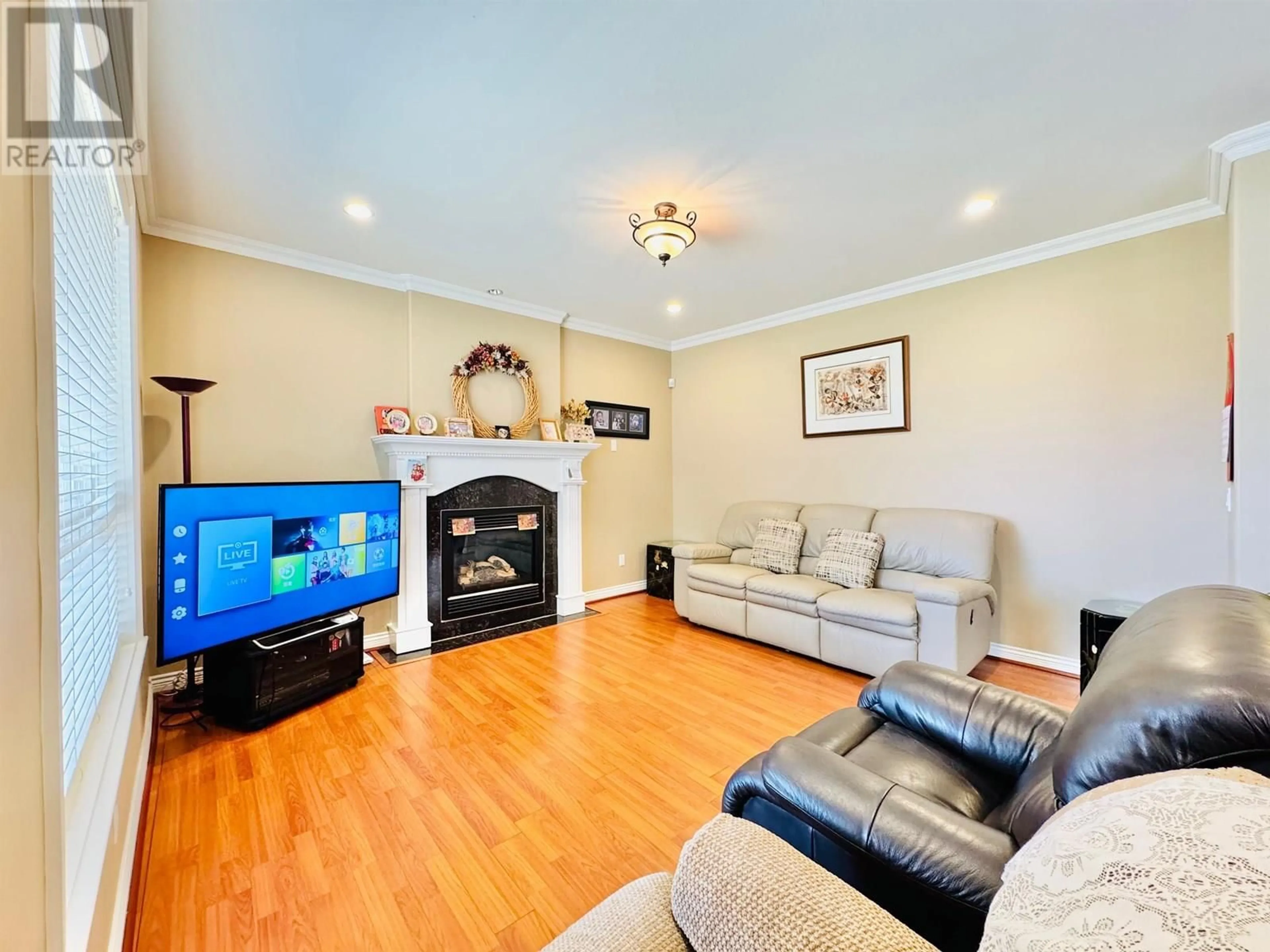 Living room with furniture, wood/laminate floor for 6039 46A AVENUE, Delta British Columbia V4K5G2