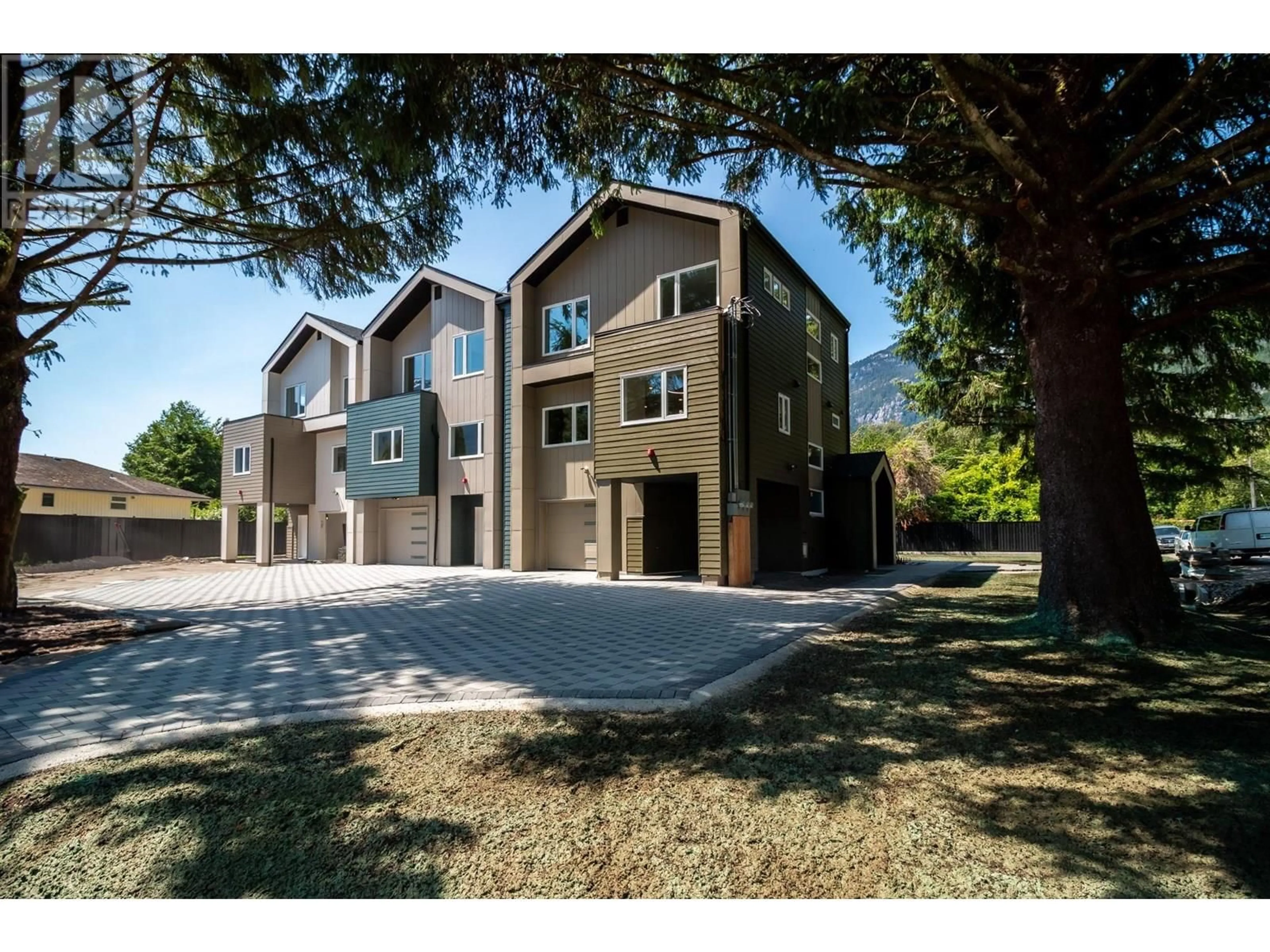 A pic from outside/outdoor area/front of a property/back of a property/a pic from drone, street for 38891 GARIBALDI AVENUE, Squamish British Columbia V8B0E8