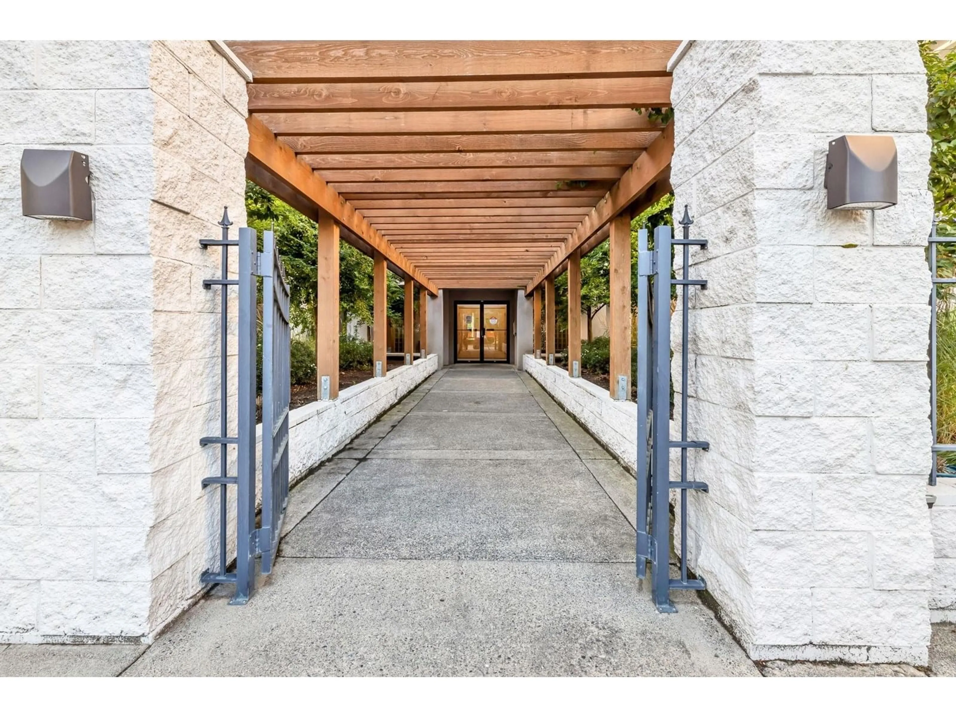 Indoor foyer for 415 - 32085 GEORGE FERGUSON, Abbotsford British Columbia V2T2K7