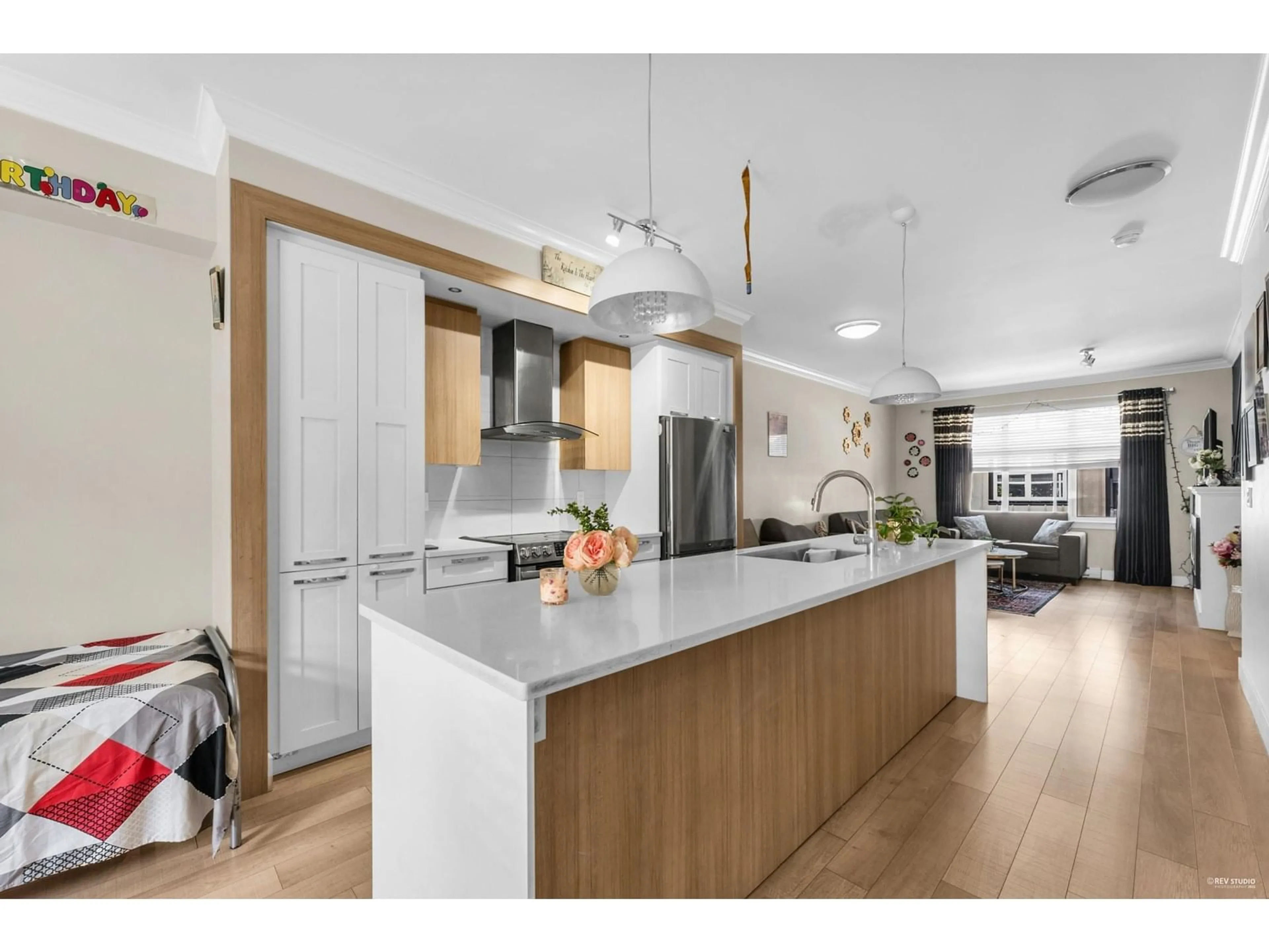 Open concept kitchen, wood/laminate floor for 13 - 6350 142, Surrey British Columbia V3X1B8