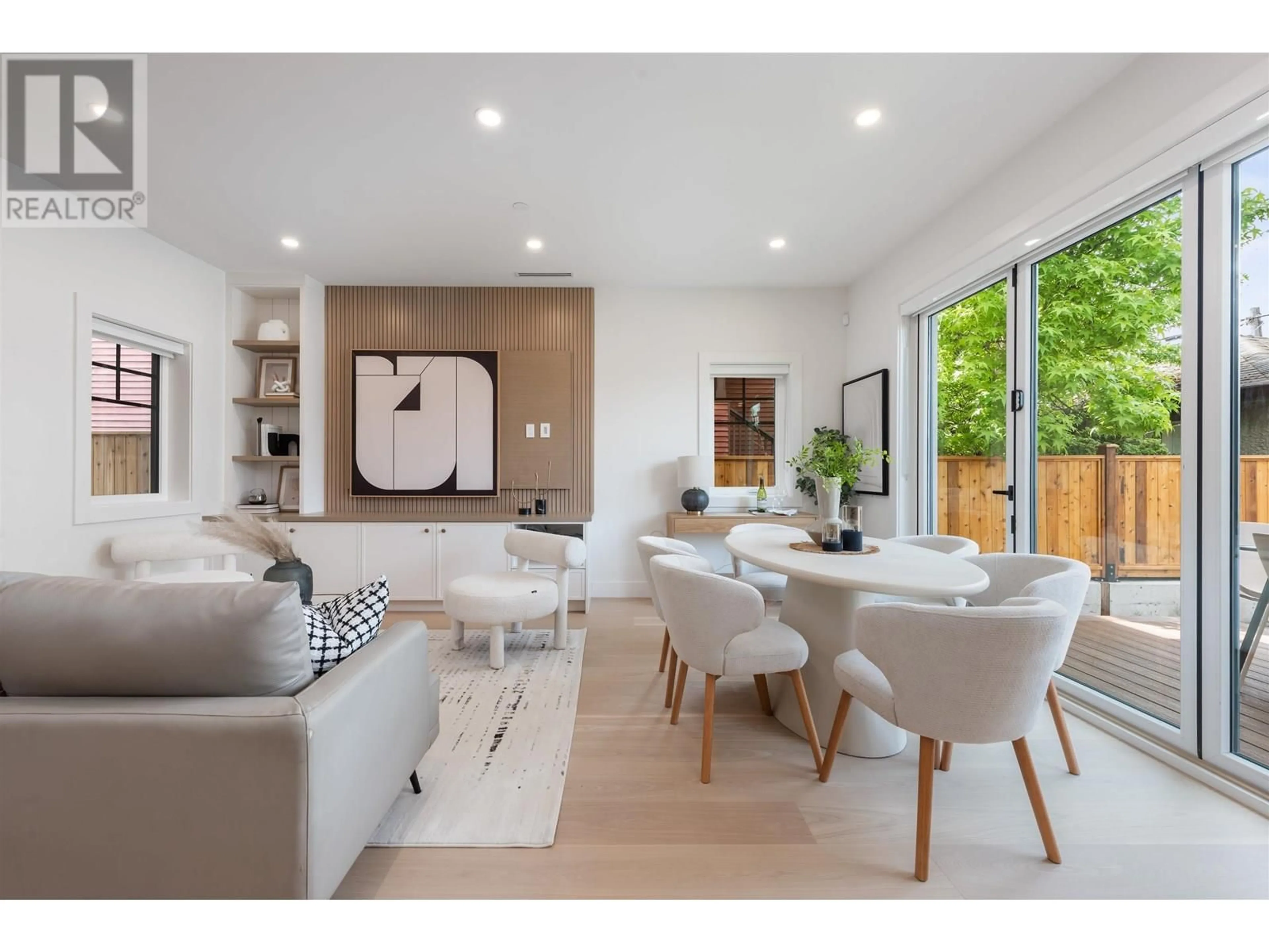 Living room with furniture, wood/laminate floor for 2 - 947 13TH AVENUE, Vancouver British Columbia V5T2L7