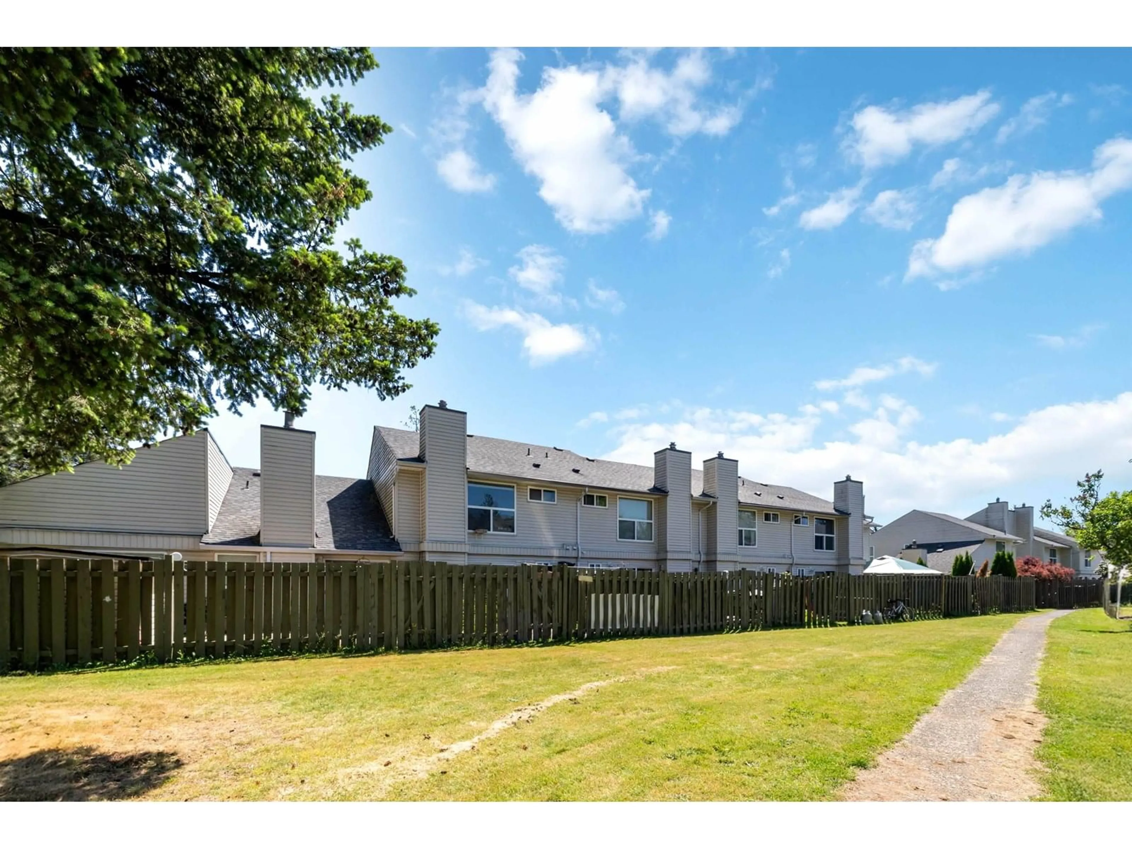A pic from outside/outdoor area/front of a property/back of a property/a pic from drone, unknown for 182 - 32550 MACLURE, Abbotsford British Columbia V2T4N3