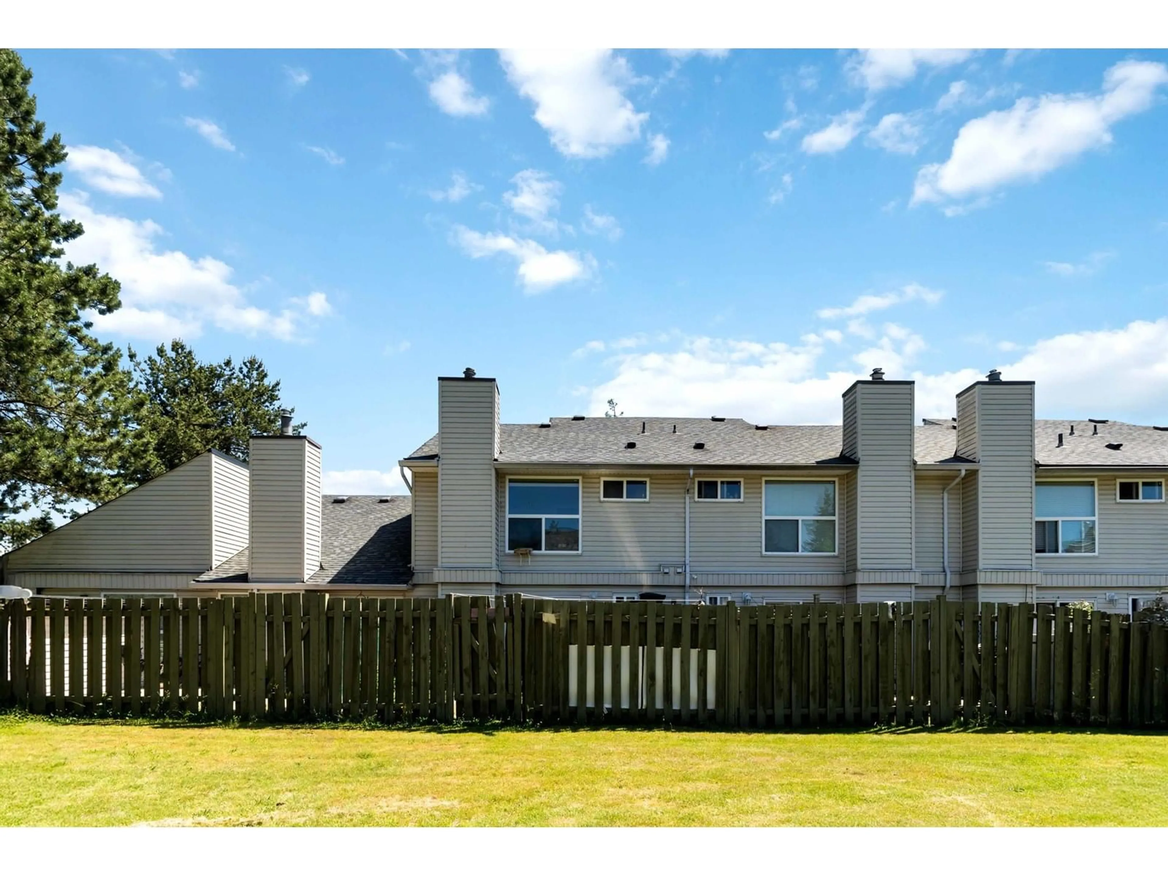 A pic from outside/outdoor area/front of a property/back of a property/a pic from drone, unknown for 182 - 32550 MACLURE, Abbotsford British Columbia V2T4N3