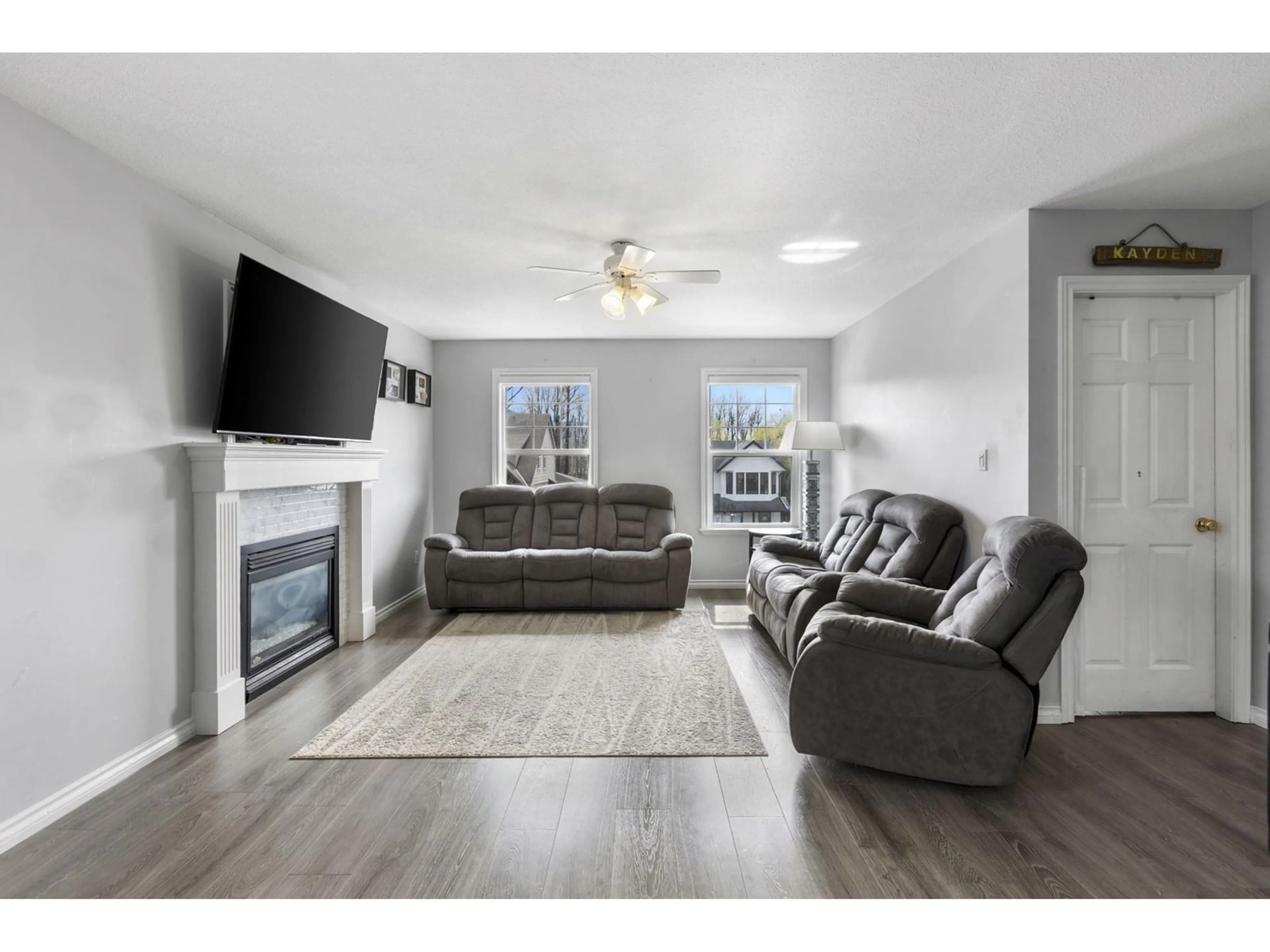 Living room with furniture, wood/laminate floor for 34795 1ST, Abbotsford British Columbia V2S8C2