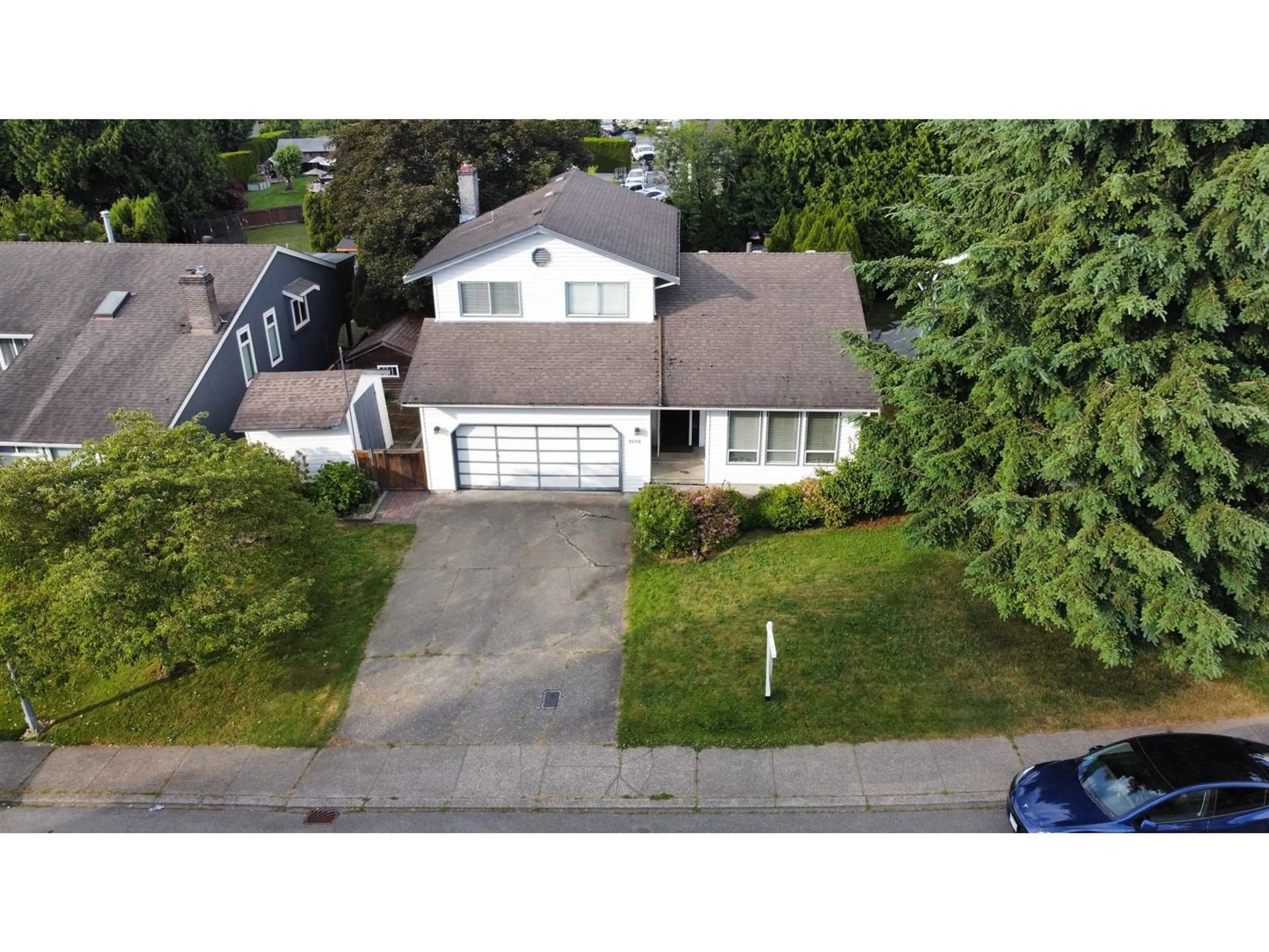 A pic from outside/outdoor area/front of a property/back of a property/a pic from drone, street for 3698 ROBSON, Abbotsford British Columbia V2S6G8
