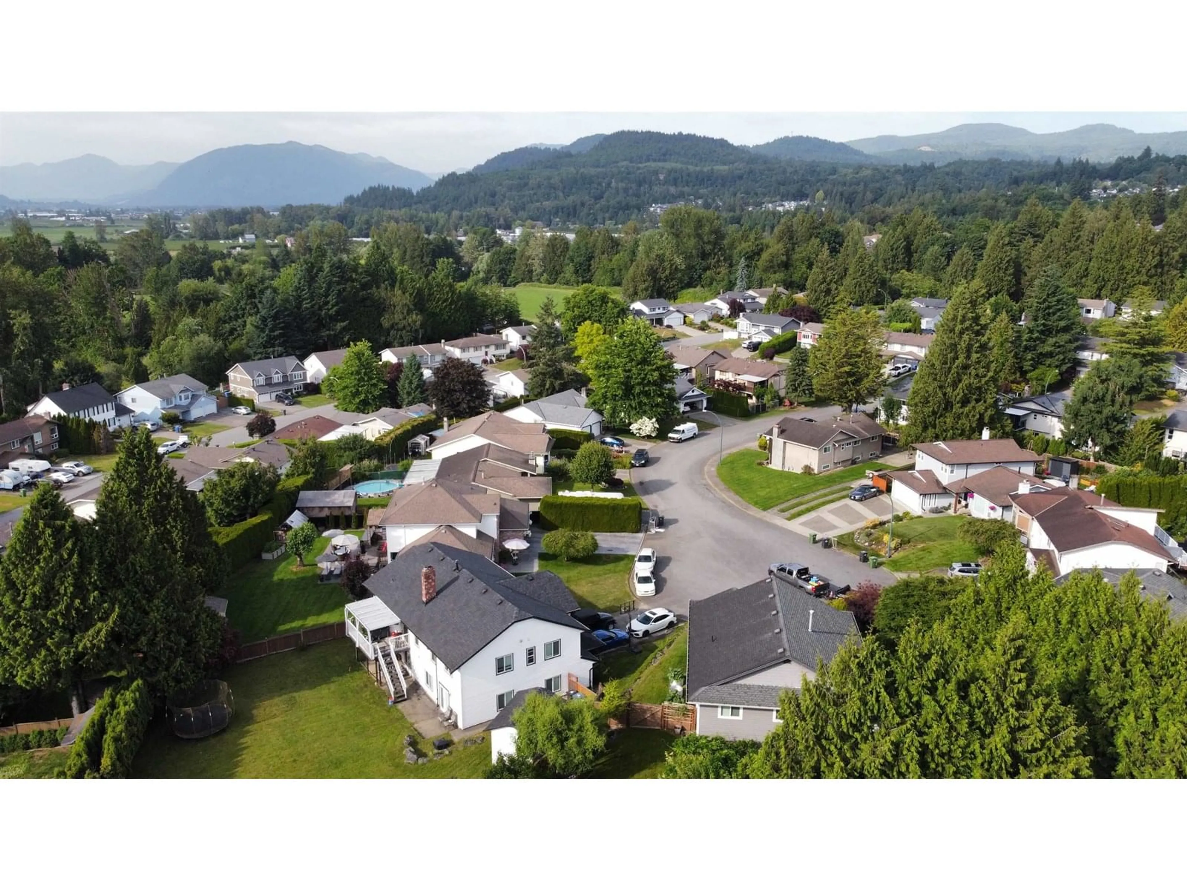 A pic from outside/outdoor area/front of a property/back of a property/a pic from drone, mountain view for 3698 ROBSON, Abbotsford British Columbia V2S6G8