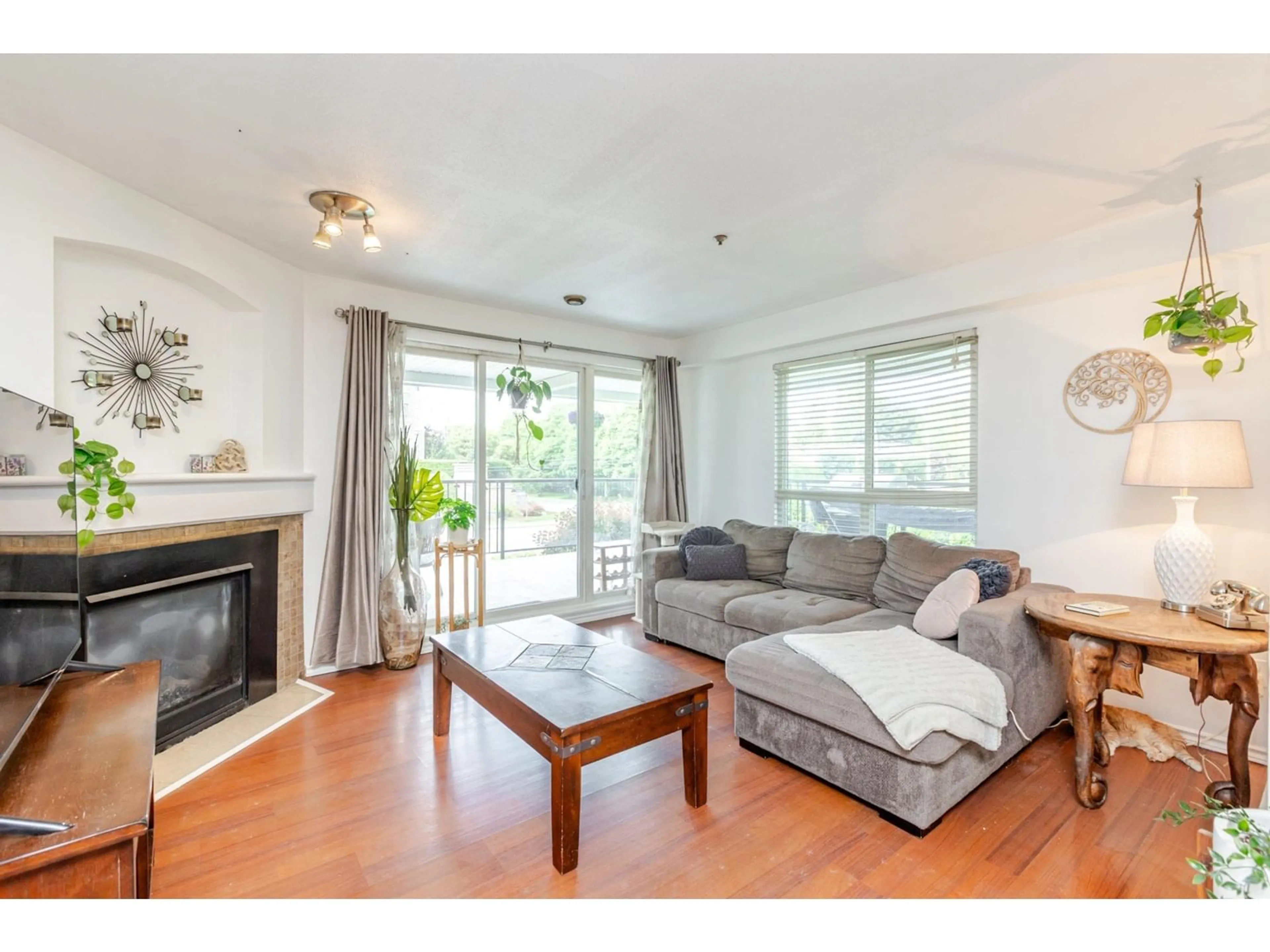 Living room with furniture, wood/laminate floor for 103 - 20976 56, Langley British Columbia V3A7Z2
