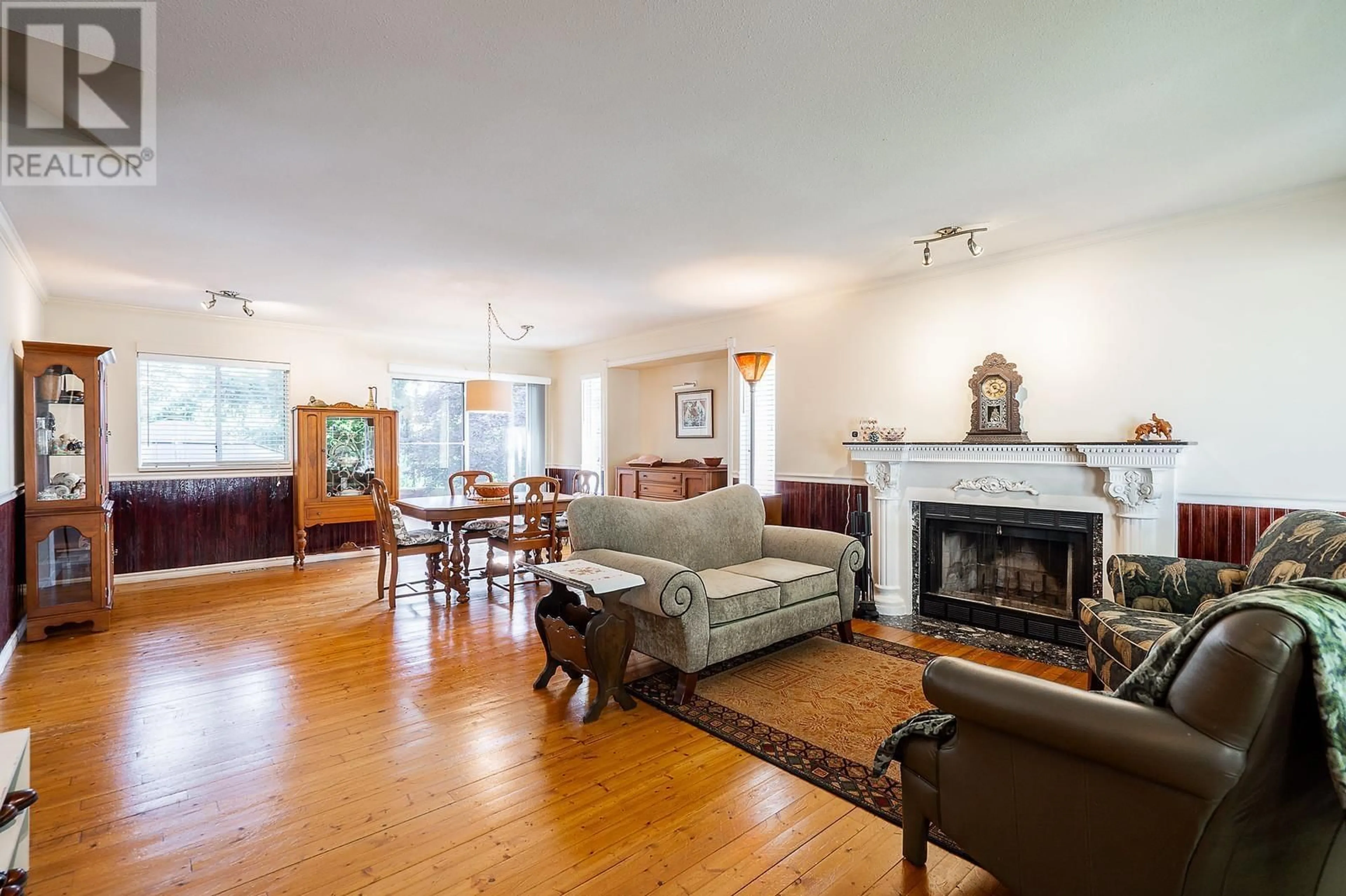 Living room with furniture, wood/laminate floor for 23035 OLUND CRESCENT, Maple Ridge British Columbia V2X0E8