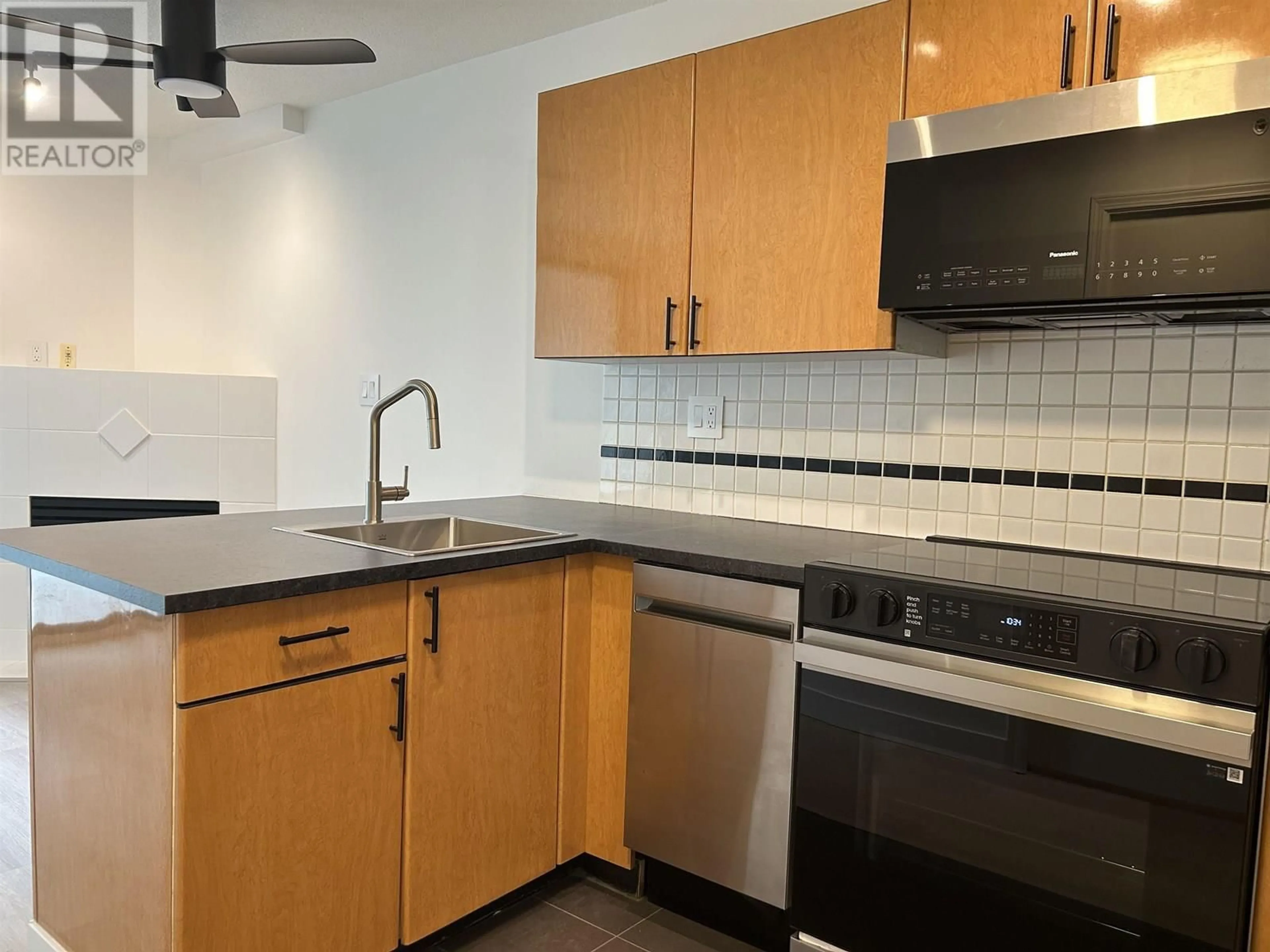 Standard kitchen, unknown for 706 - 939 HOMER STREET, Vancouver British Columbia V6B2W6