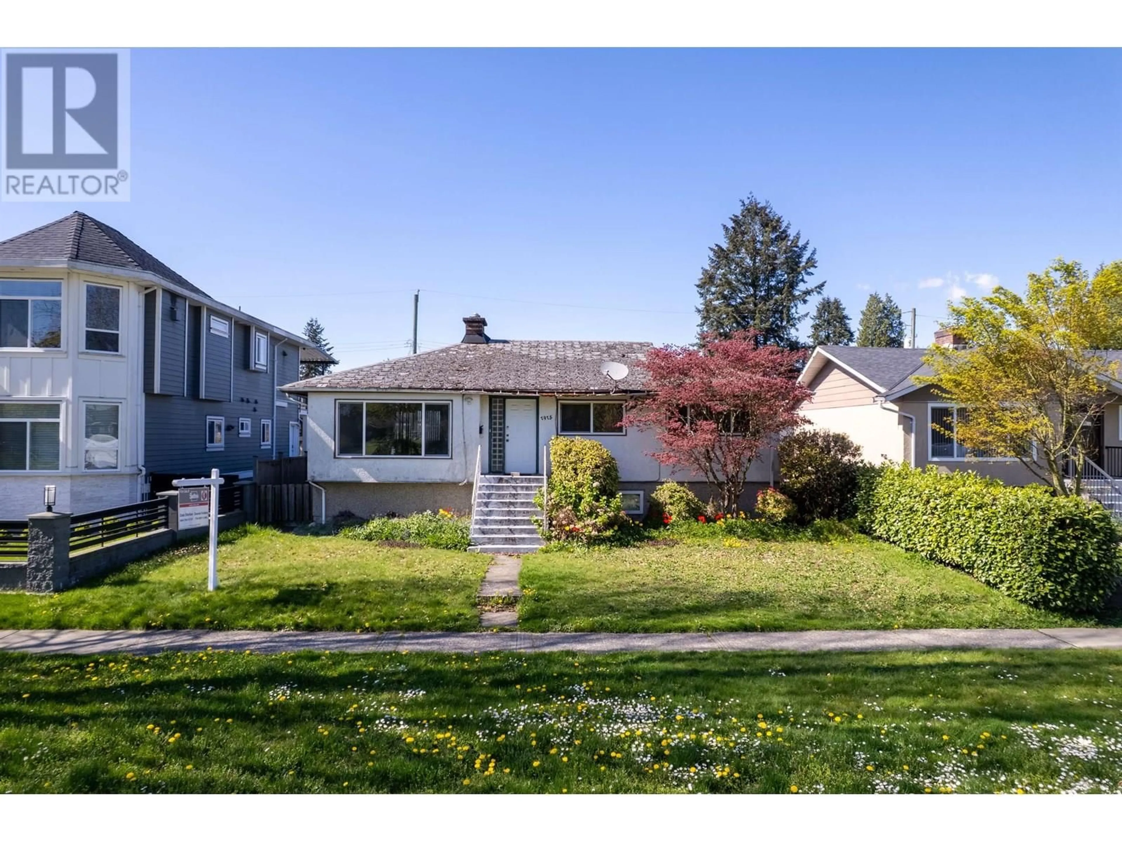 A pic from outside/outdoor area/front of a property/back of a property/a pic from drone, street for 7975 16TH AVENUE, Burnaby British Columbia V3N1R4