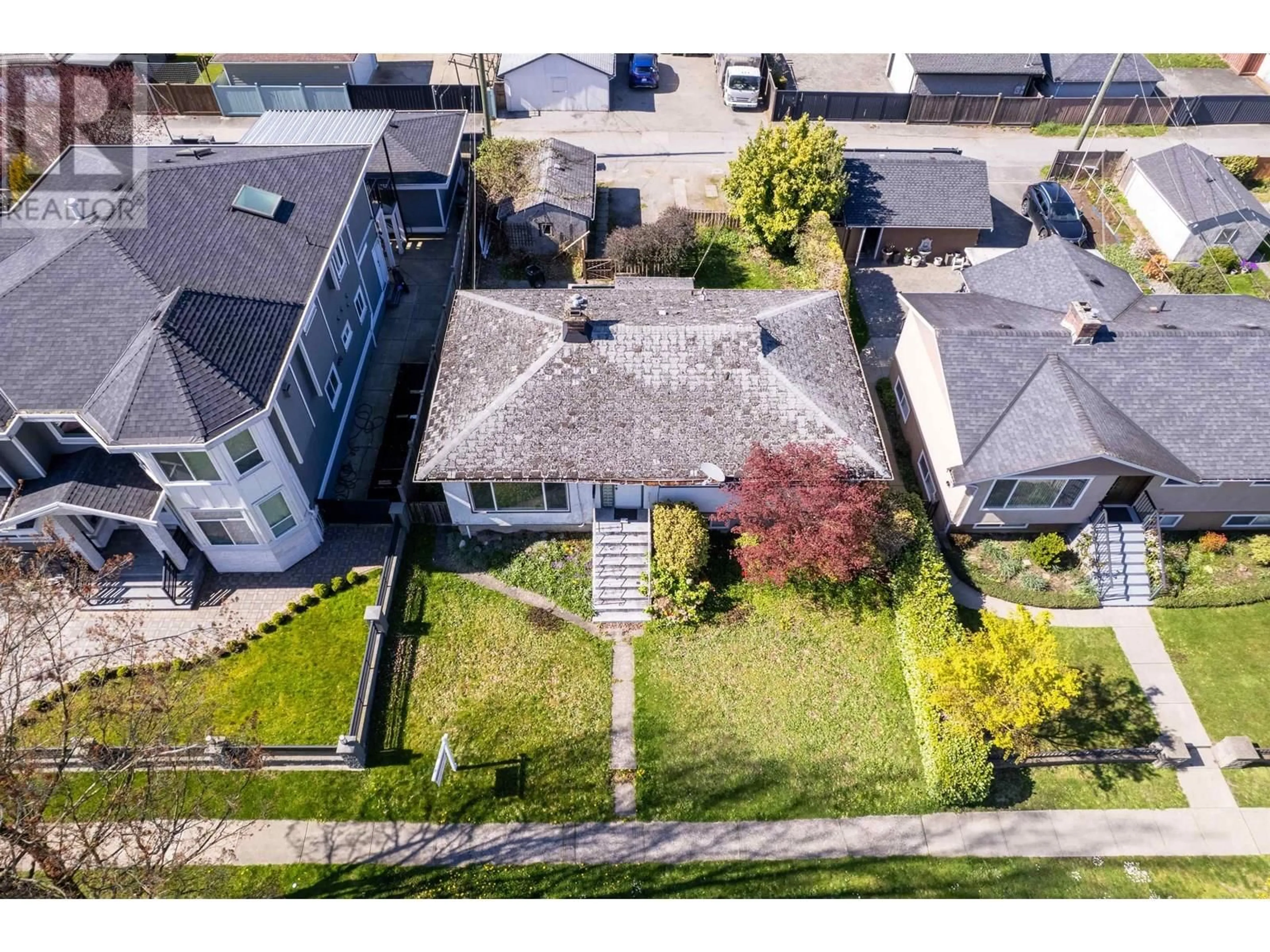 A pic from outside/outdoor area/front of a property/back of a property/a pic from drone, street for 7975 16TH AVENUE, Burnaby British Columbia V3N1R4