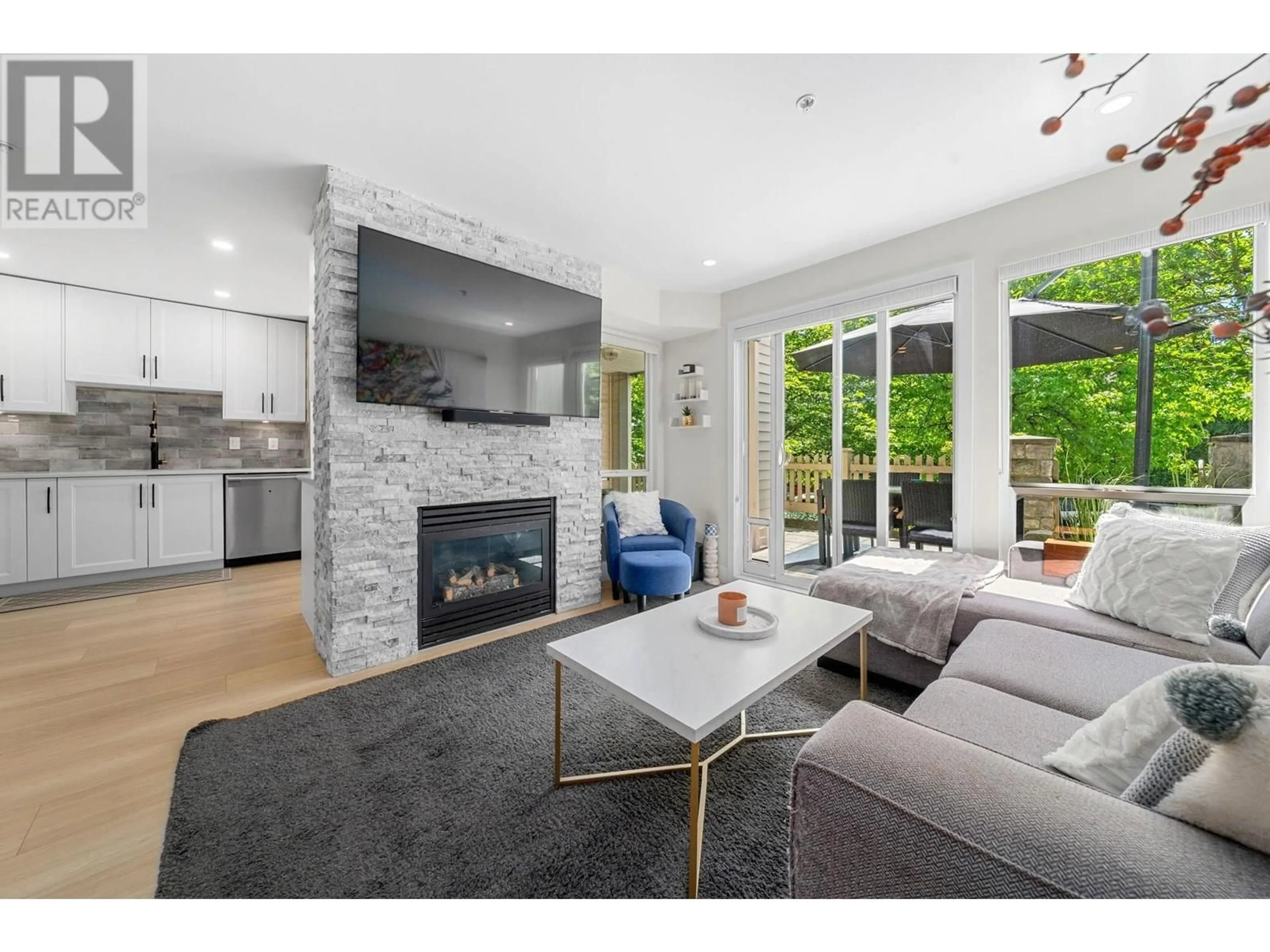 Living room with furniture, unknown for 151 - 1100 29TH STREET, North Vancouver British Columbia V7K3E4