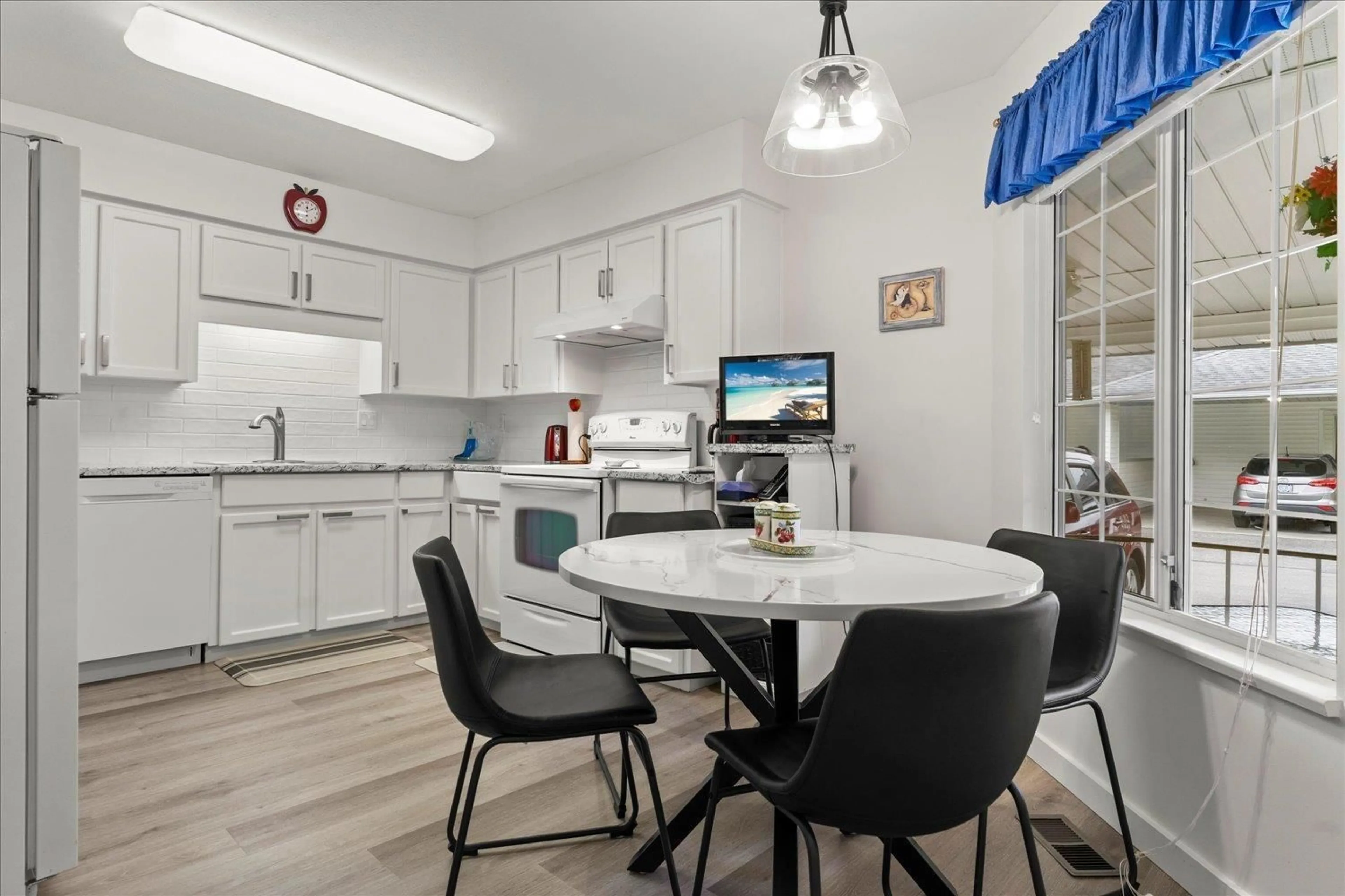 Open concept kitchen, ceramic/tile floor for 7 - 3055 TRAFALGAR, Abbotsford British Columbia V2S7X8