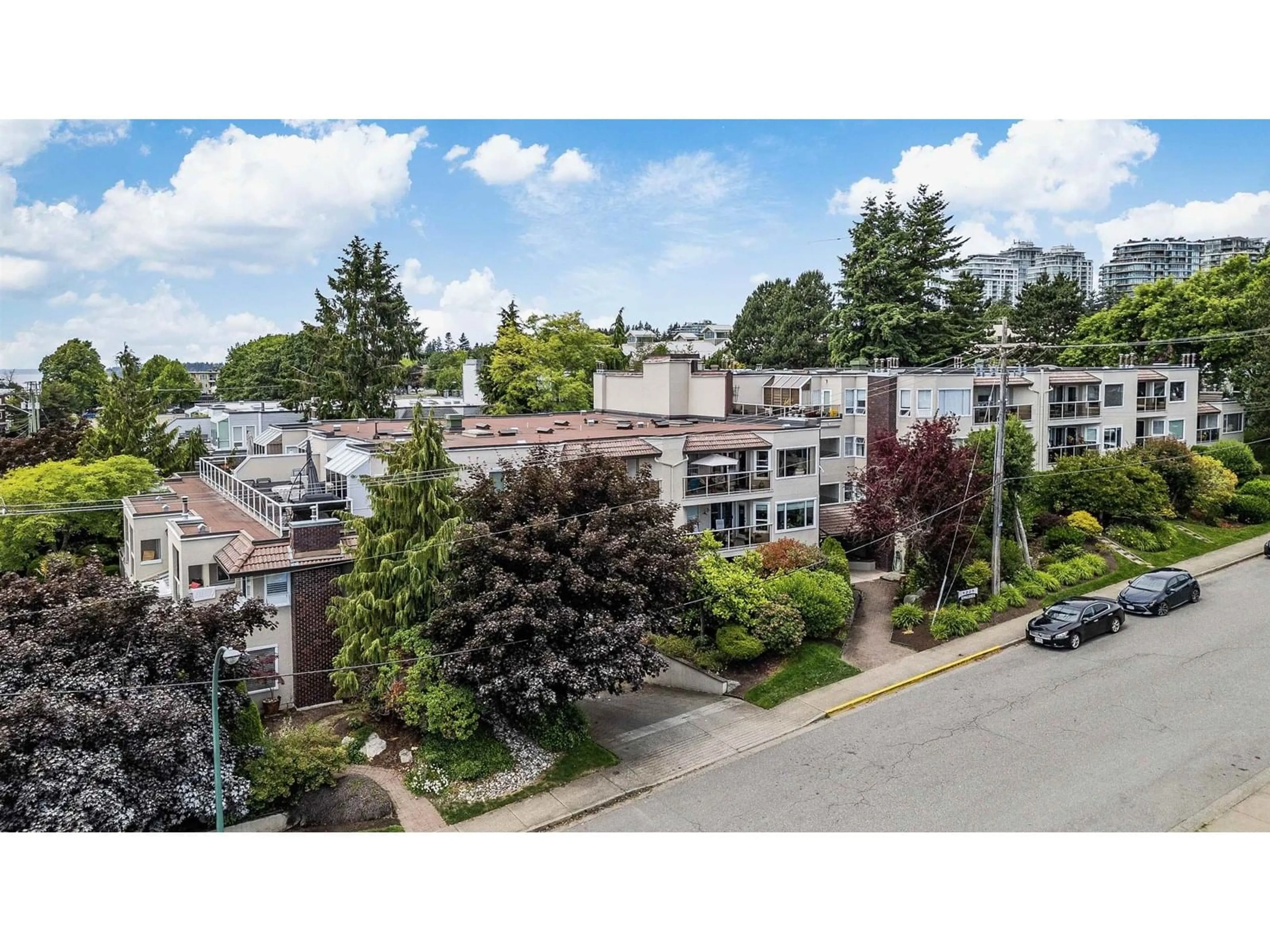 A pic from outside/outdoor area/front of a property/back of a property/a pic from drone, unknown for 405 - 1225 MERKLIN, White Rock British Columbia V4B4B8